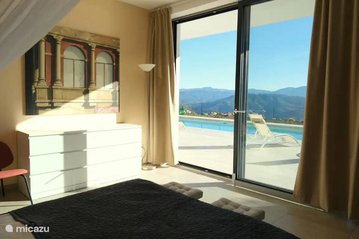 Blick auf den Pool und das Meer.