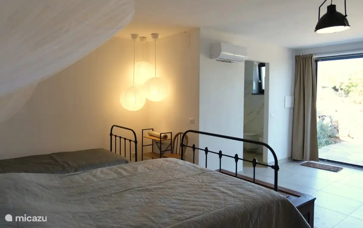 Die Pension verfügt über einen eigenen Eingang und ein eigenes Bad.