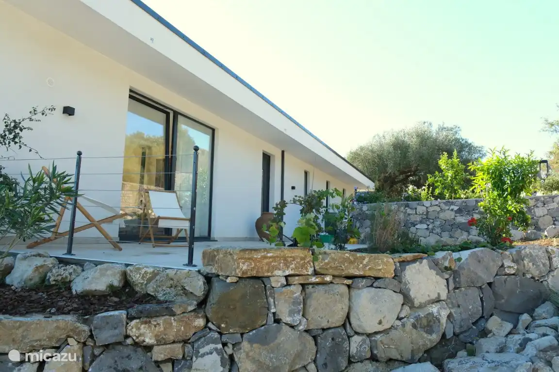 Terrasse auf der Eingangsseite