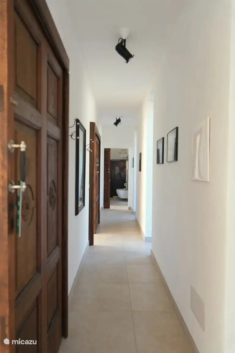 Flur zum Schlafzimmer und zu den Bädern