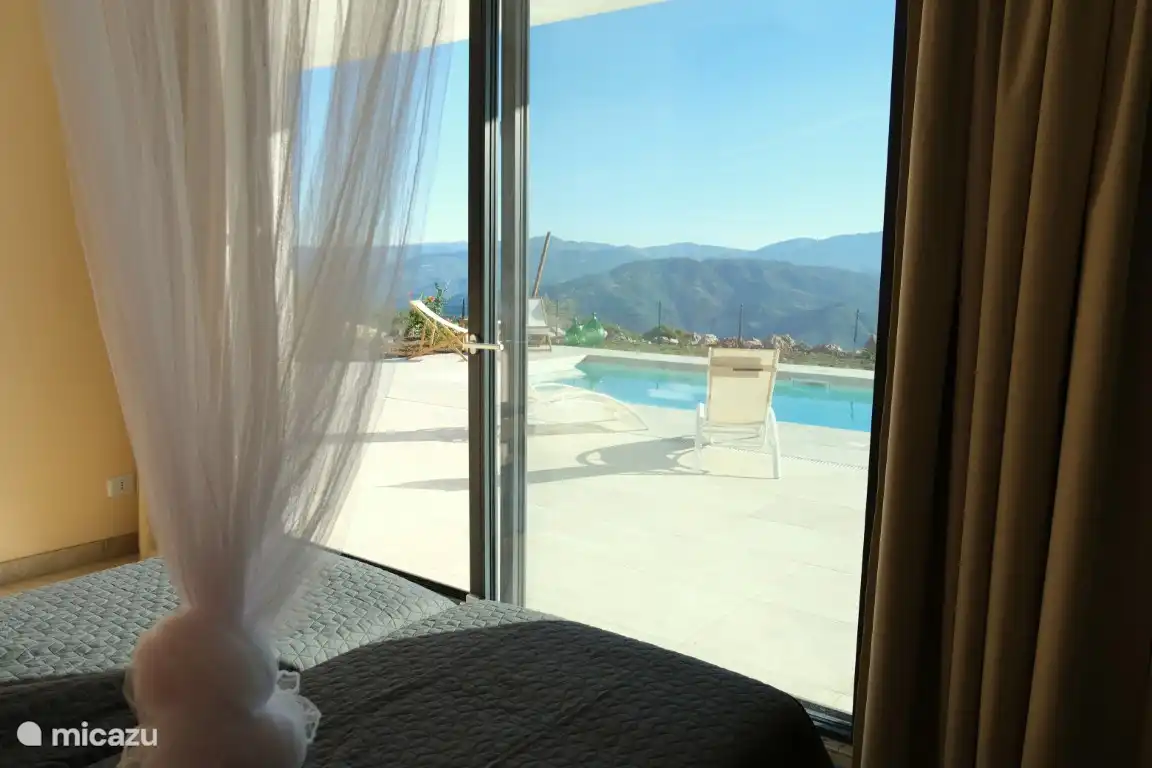 Eine Schiebetür zur Terrasse und zum Pool.