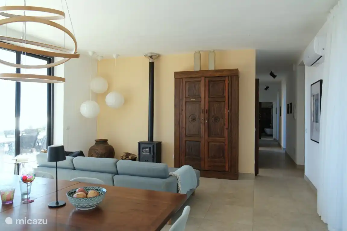 Wohnzimmer mit Holzofen für die kühleren Jahreszeiten.