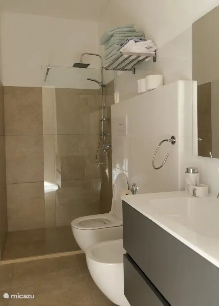 Alle Schlafzimmer verfügen über ein eigenes Bad.