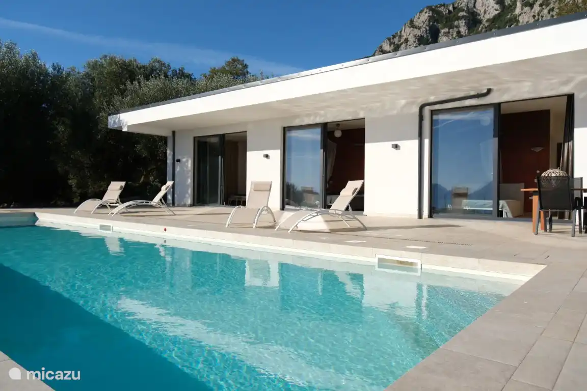 Bequeme Sonnenliegen am Pool