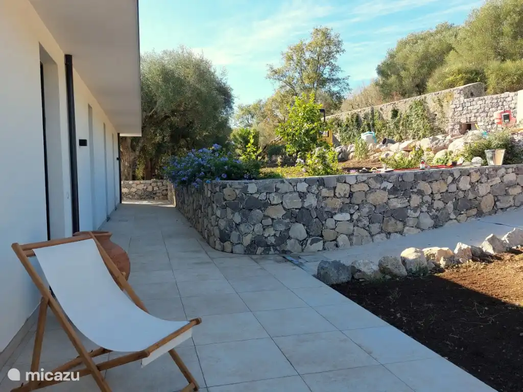 Terrasse auf der Eingangsseite