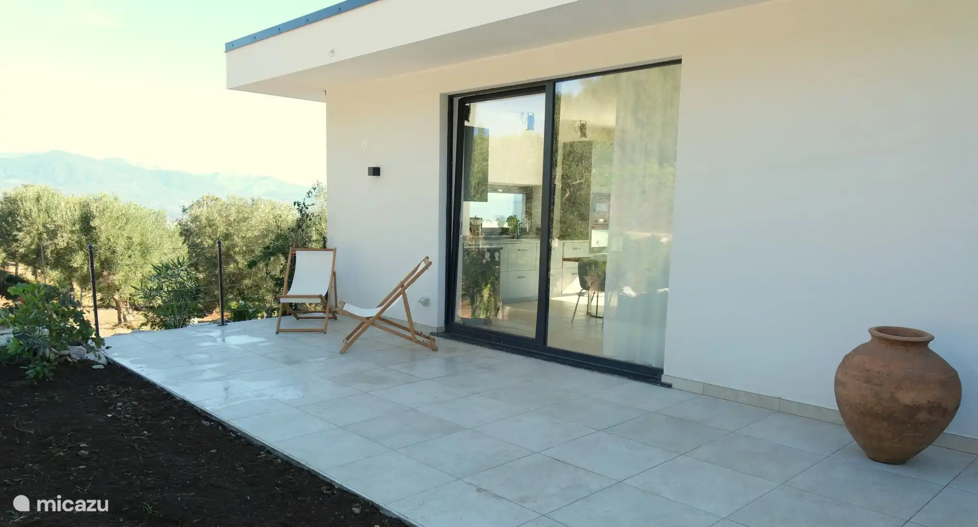 Terrasse auf der Eingangsseite