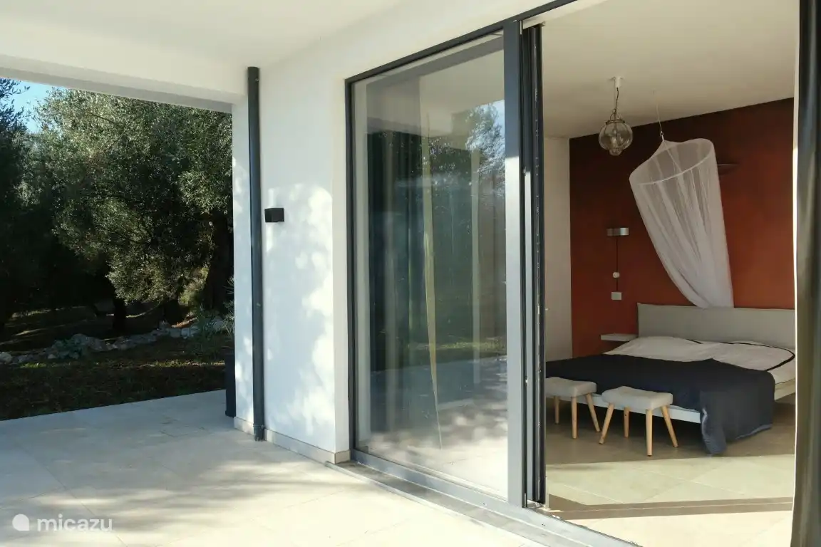 Alle Schlafzimmer haben direkten Zugang zur Terrasse und zum Pool 