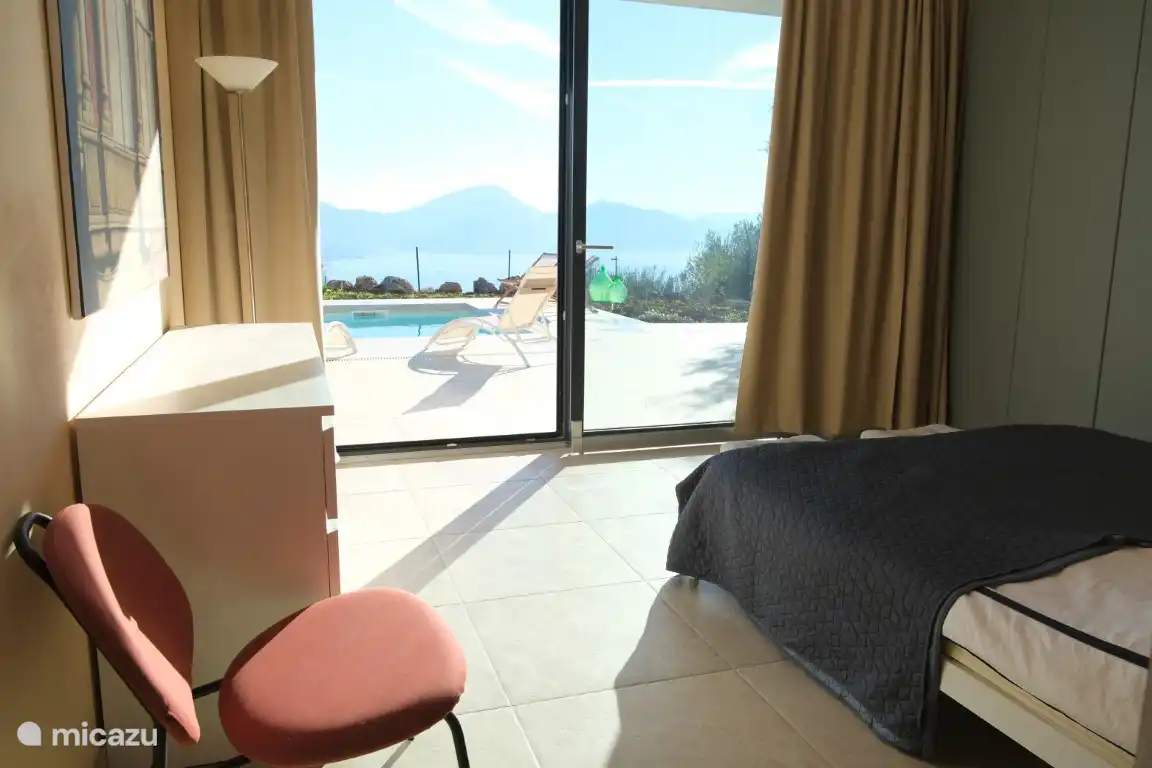 Hauptschlafzimmer mit Pool- und Meerblick.