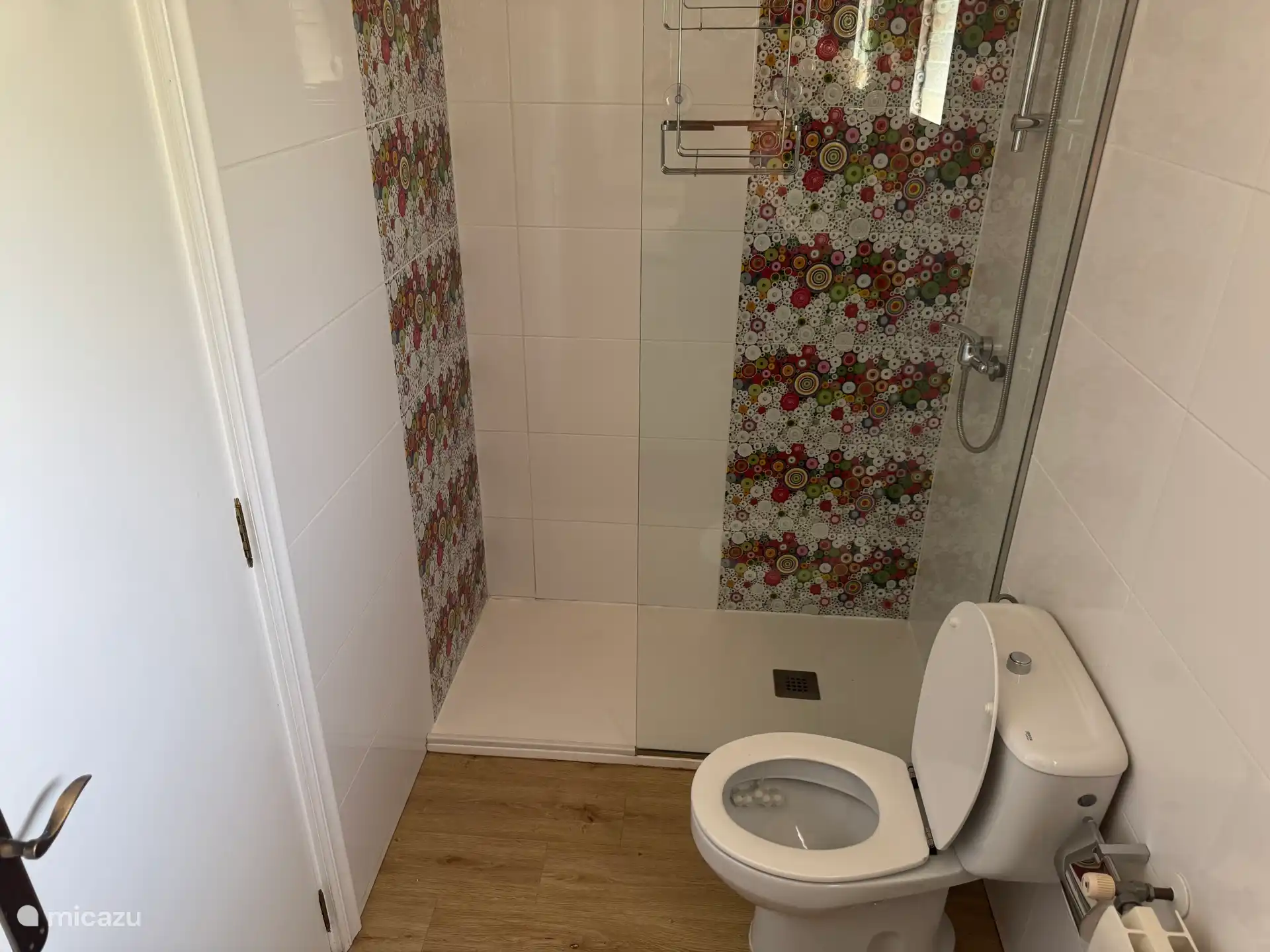 Salle de bain avec douche - toilettes - double lavabo