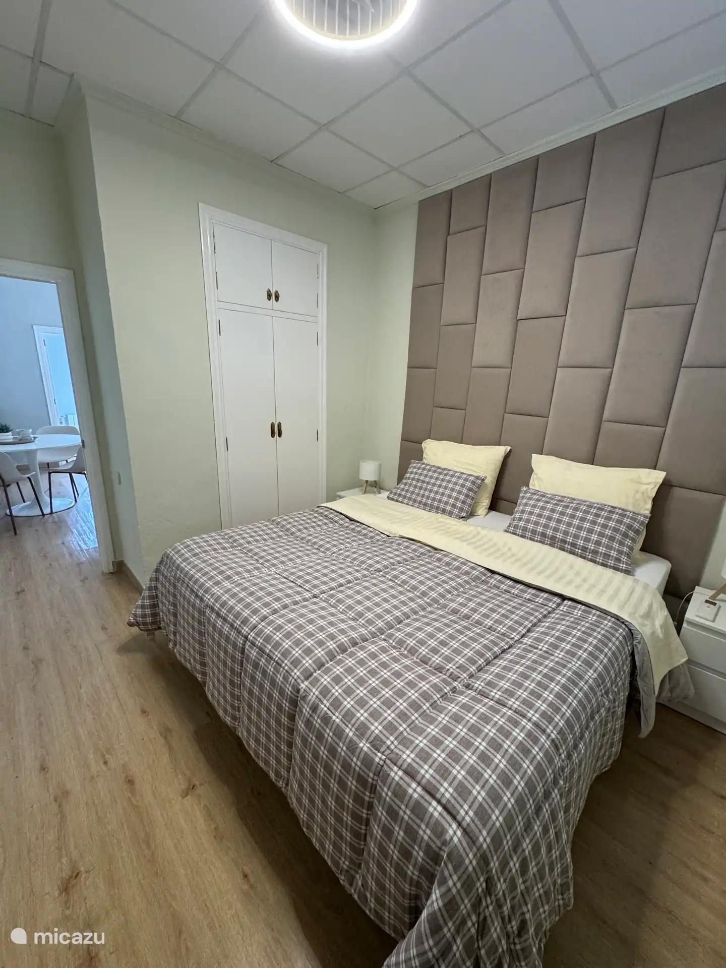 Chambre avec ventilateur de plafond et climatisation