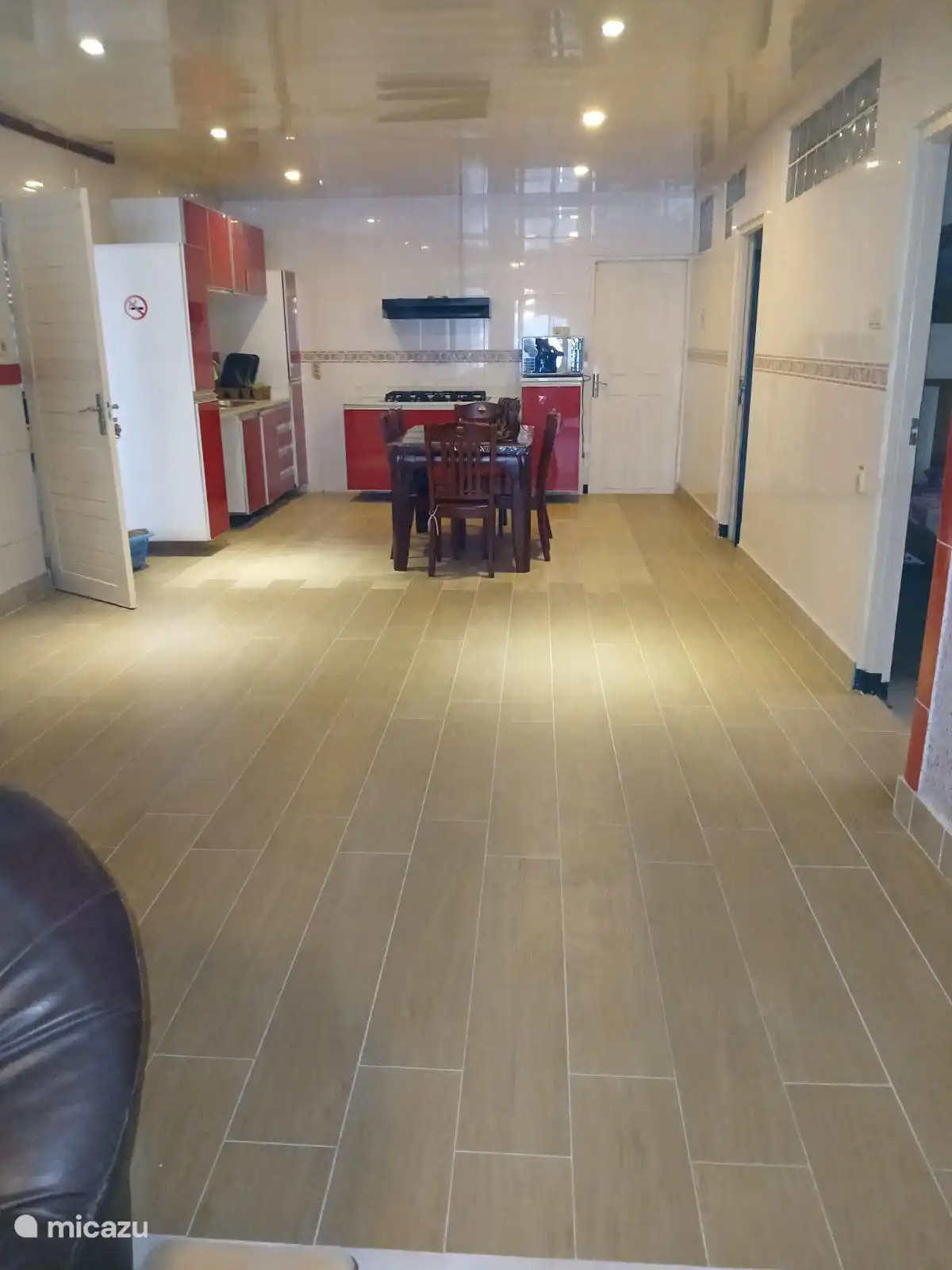 Küche mit Esstisch vom Wohnzimmer aus