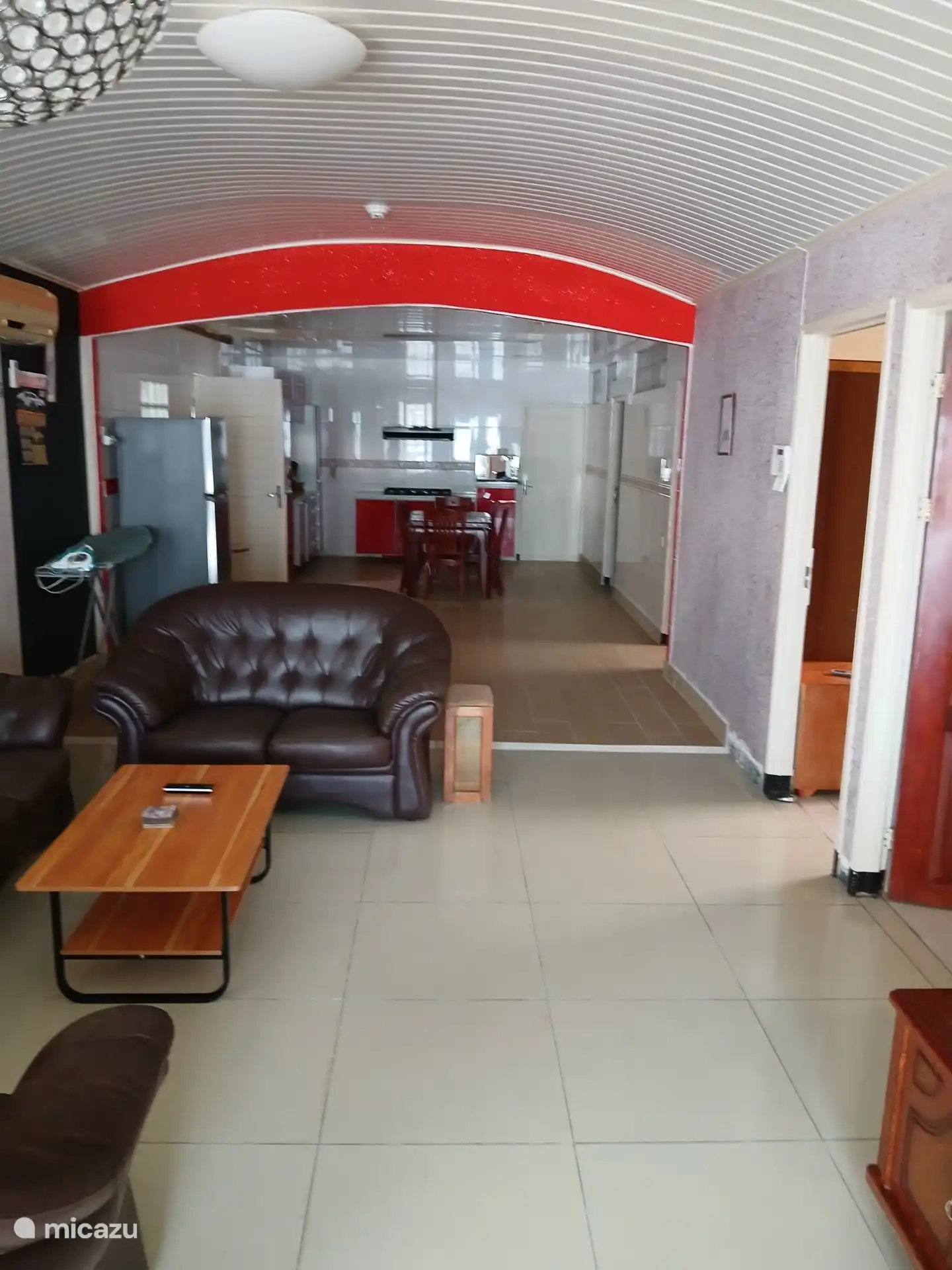 Wohnzimmer mit Küche im Hintergrund