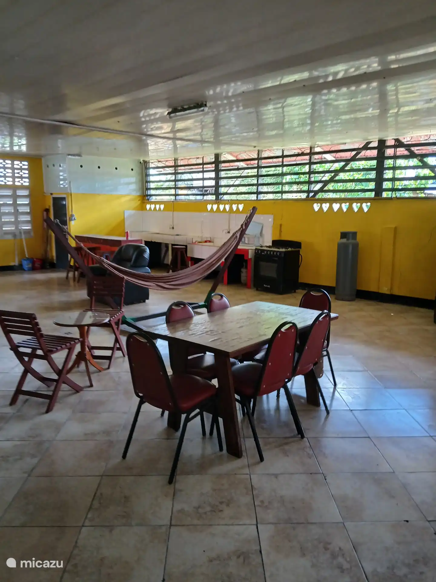 Großzügiger überdachter Außenbereich im hinteren Bereich