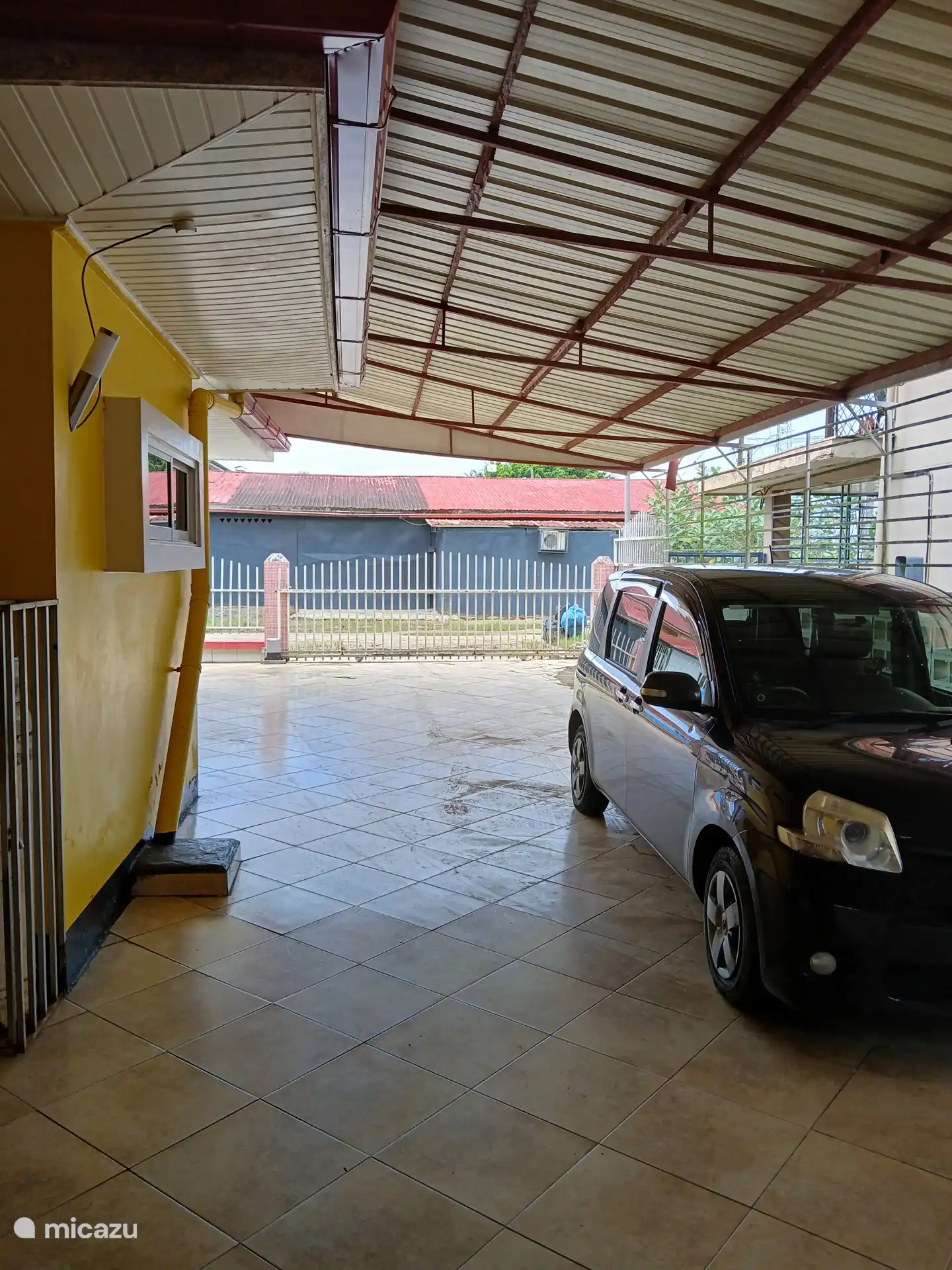 Ausreichend Parkplätze im Tor