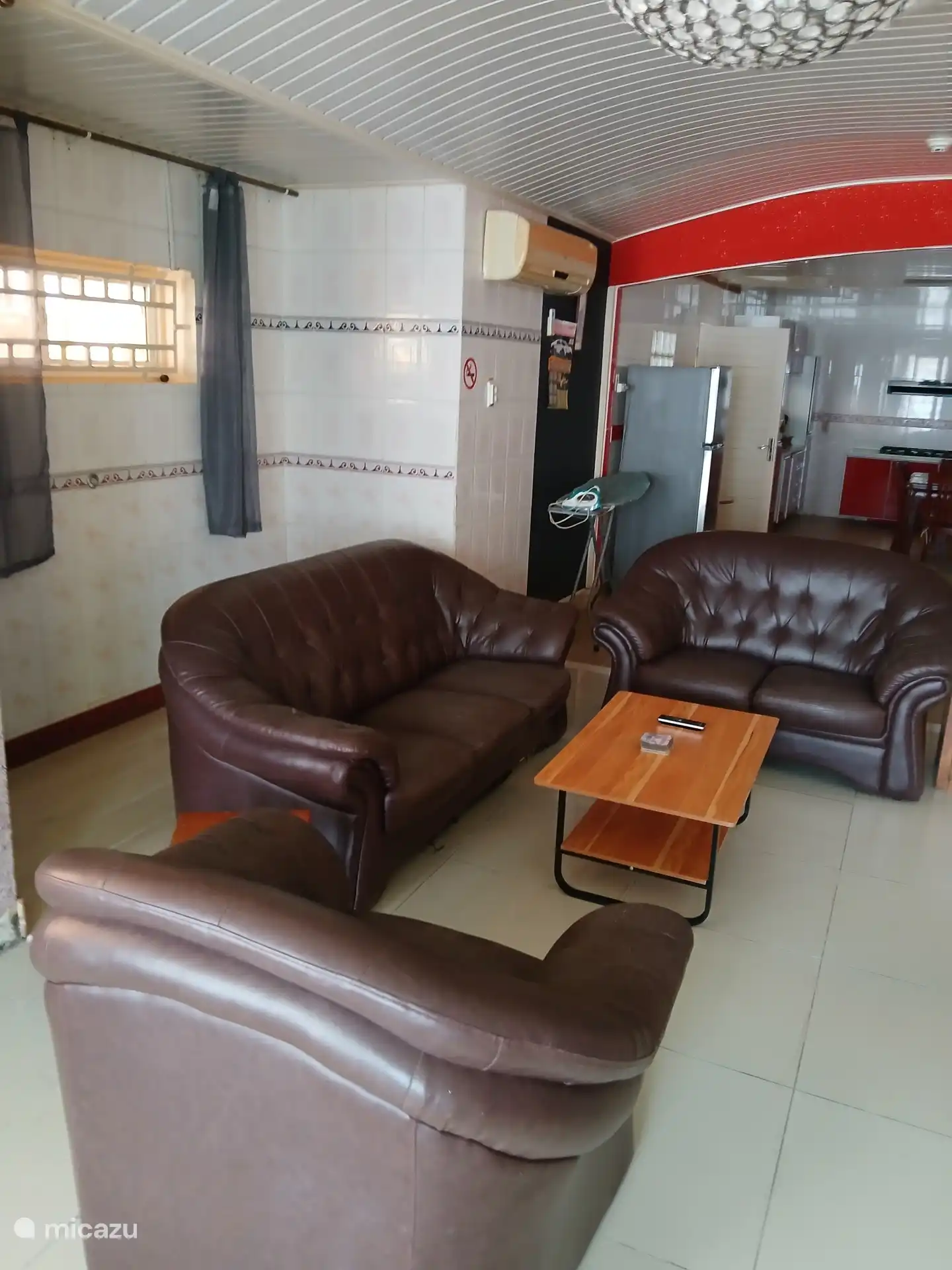 Wohnzimmer mit Klimaanlage, Kühlschrank im Hintergrund