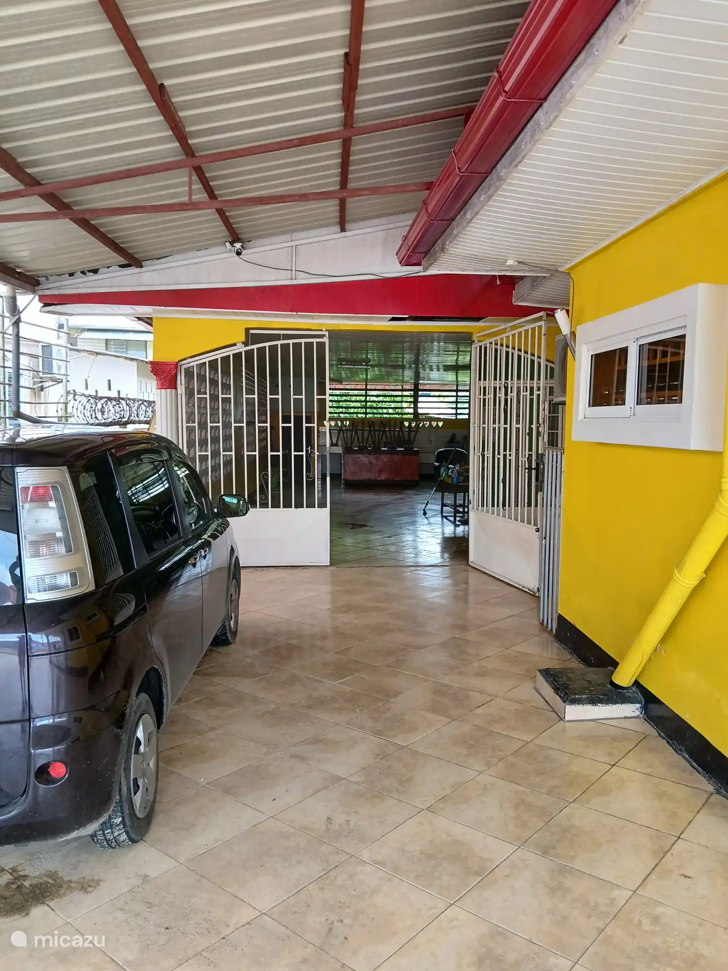 Ausreichend Parkplätze im Tor