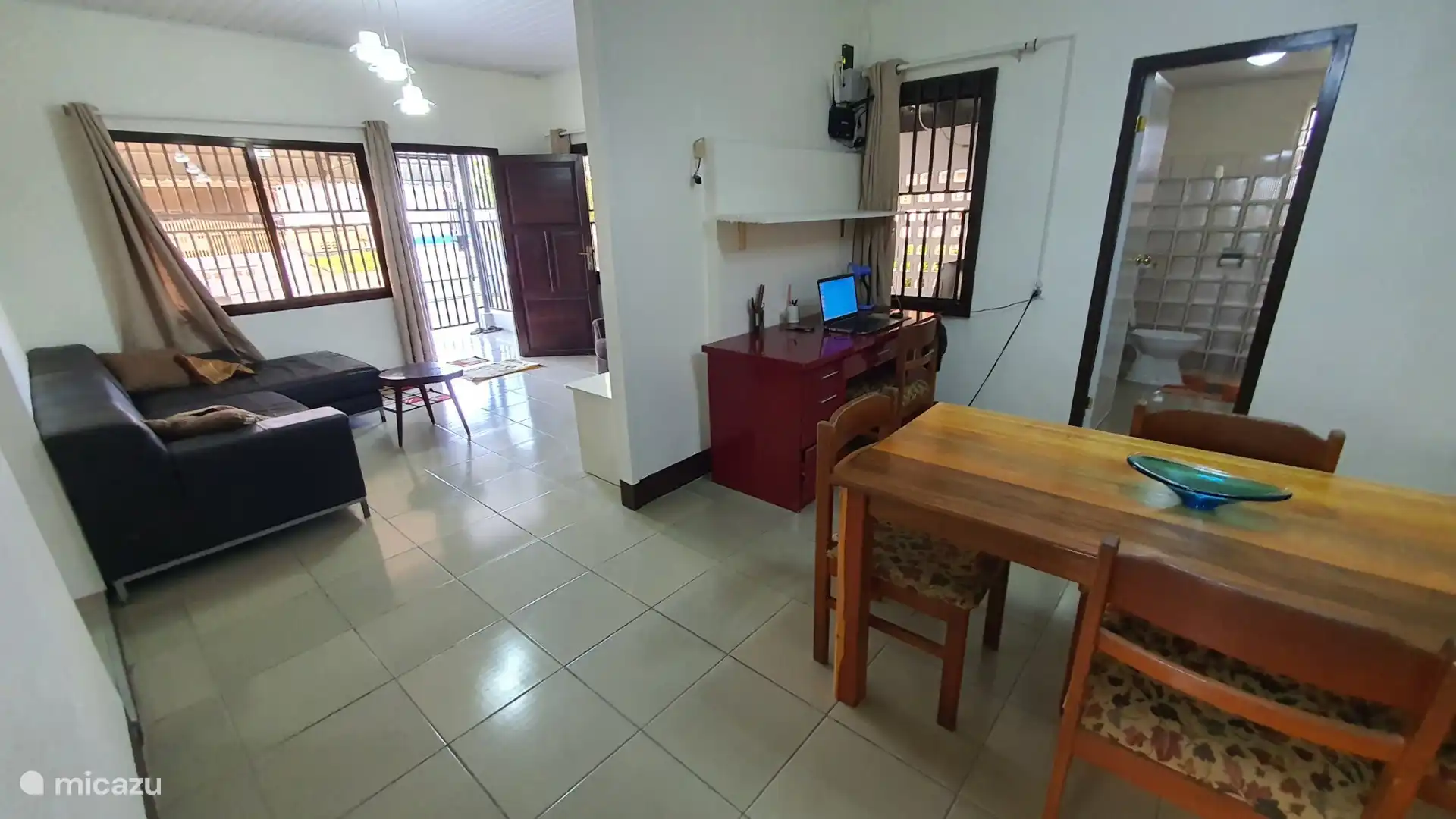 La sala de estar y la oficina.