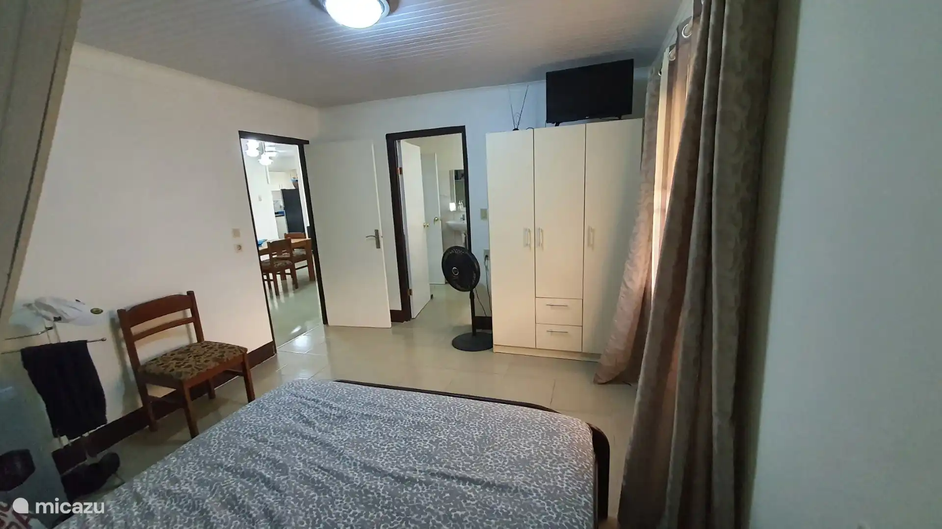 Dormitorio principal con baño privado y aseo.