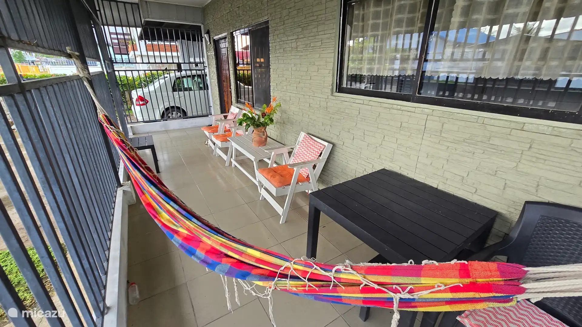 Relax op de koele veranda.