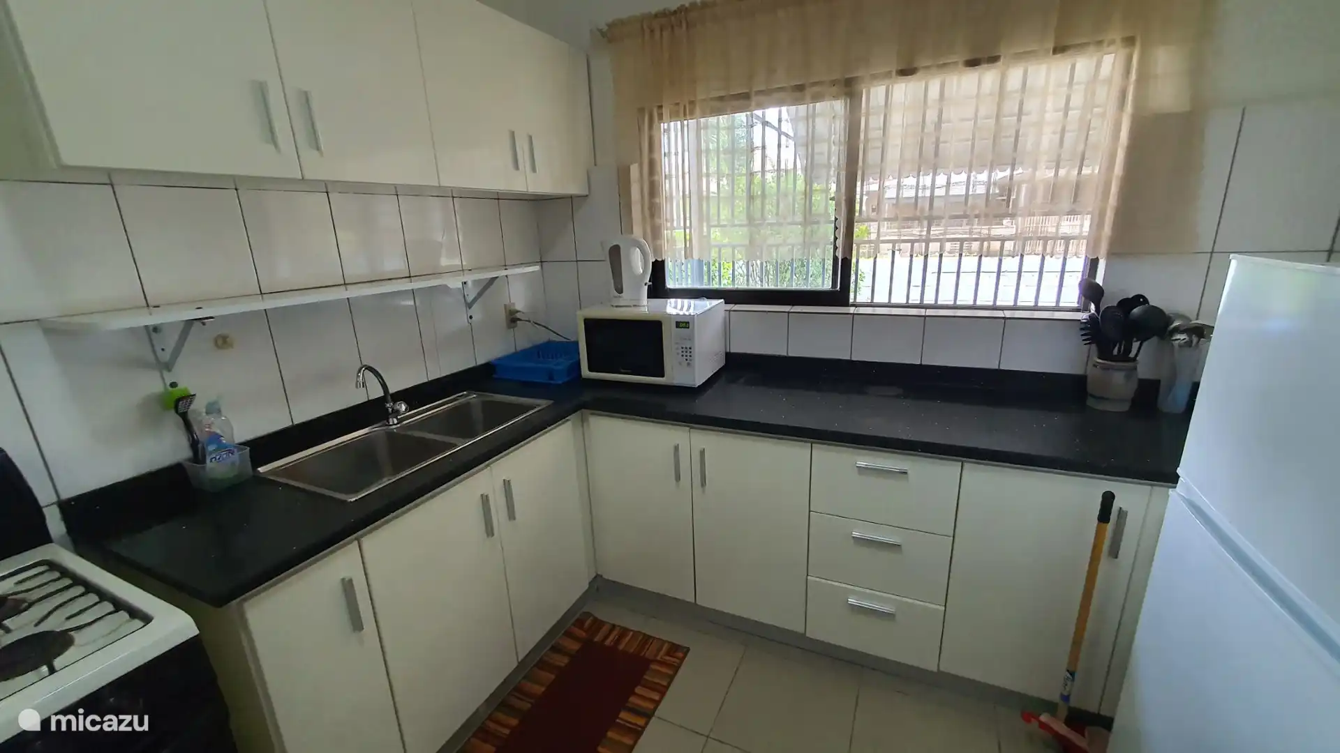 La cocina da a la calle.