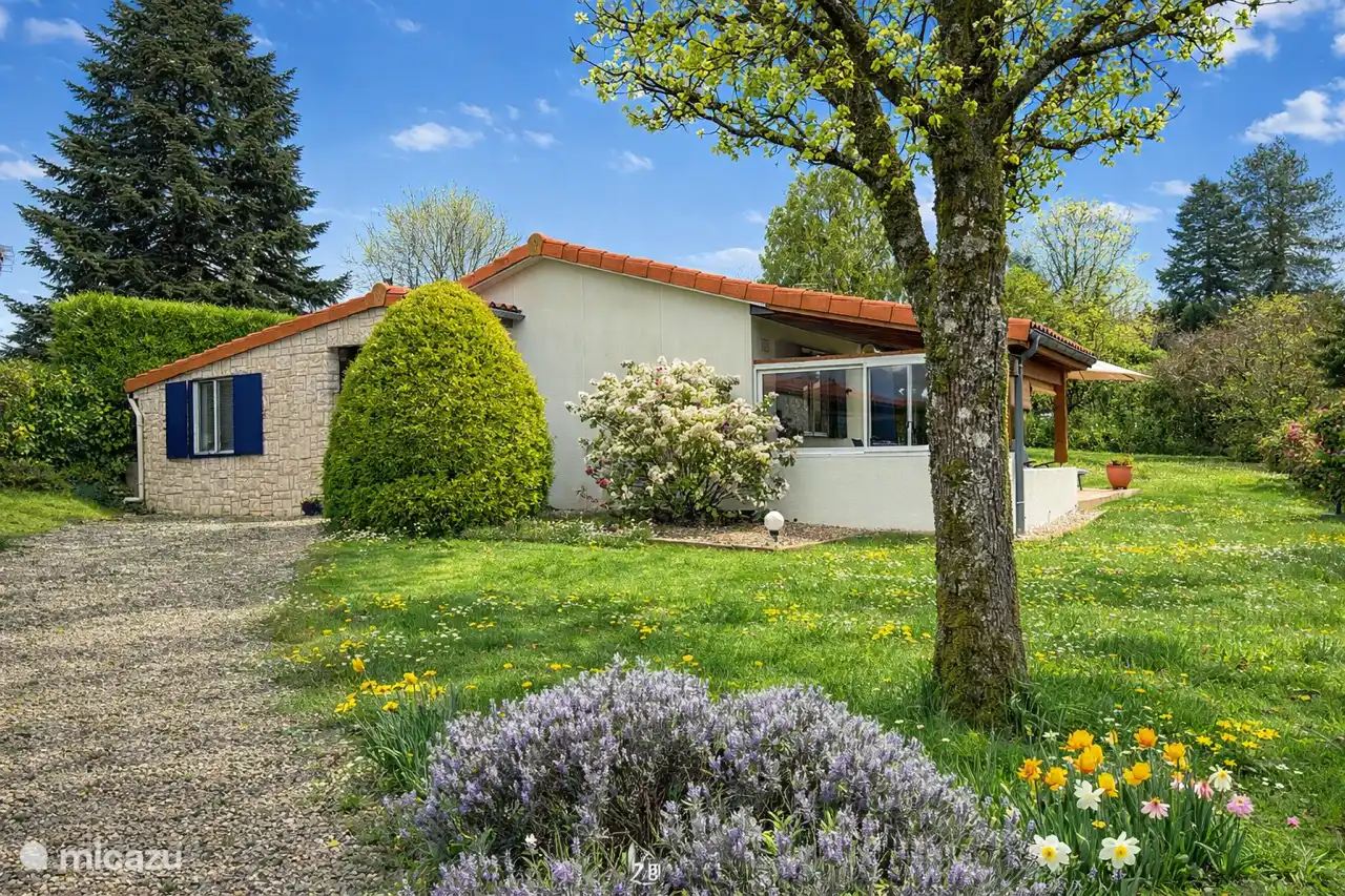 Fijn huis in de heuvels van de Charente voorzien van 3 slaapkamers en 2 badkamers.