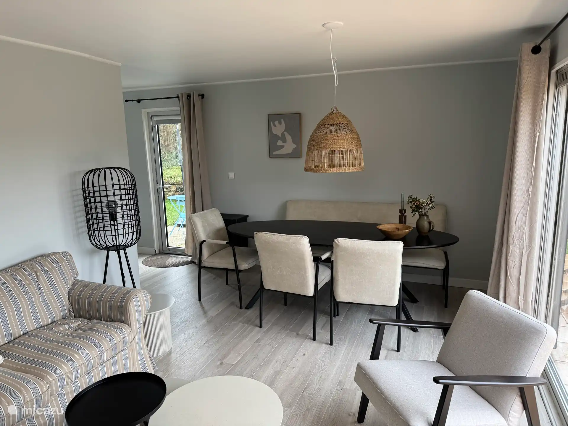 Doorgang naar de keuken en de keukendeur.