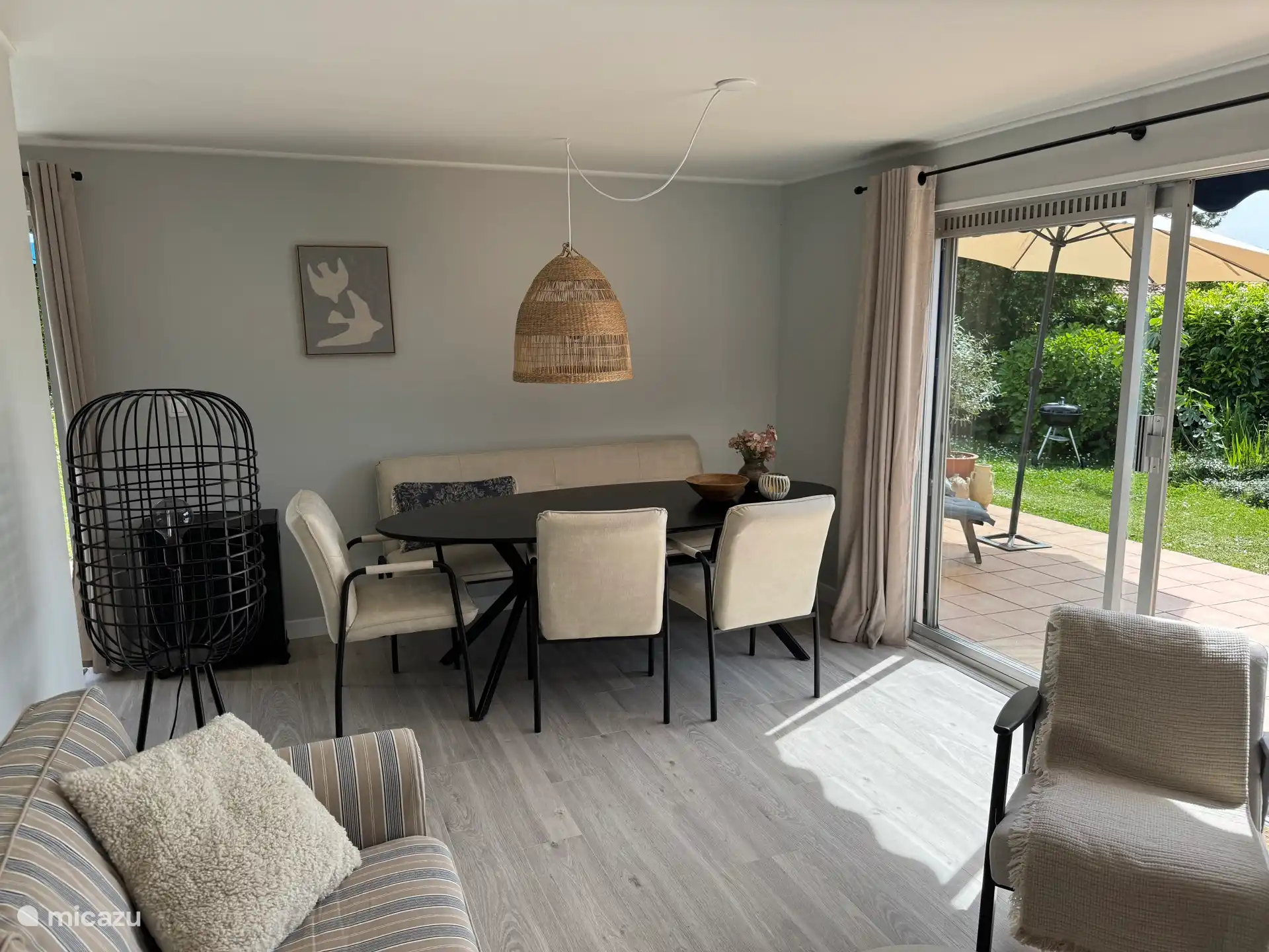 Salle à manger avec une table ovale, un banc et 3 chaises. 