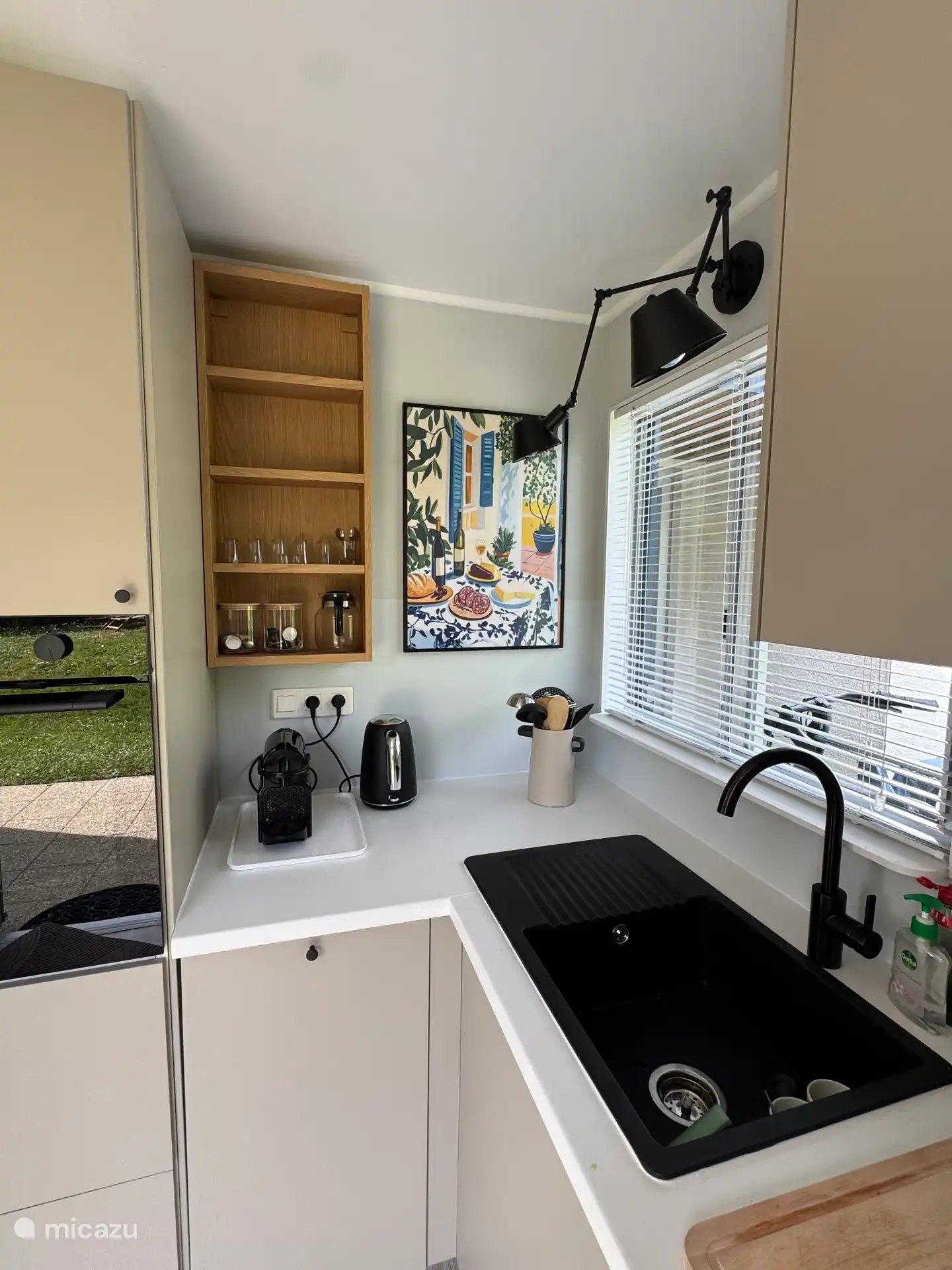 Détail de la cuisine avec tasses Nespresso, machine à café et bouilloire. S’il y a une préférence pour le café filtre, une cafetière à filer peut être installée. 
