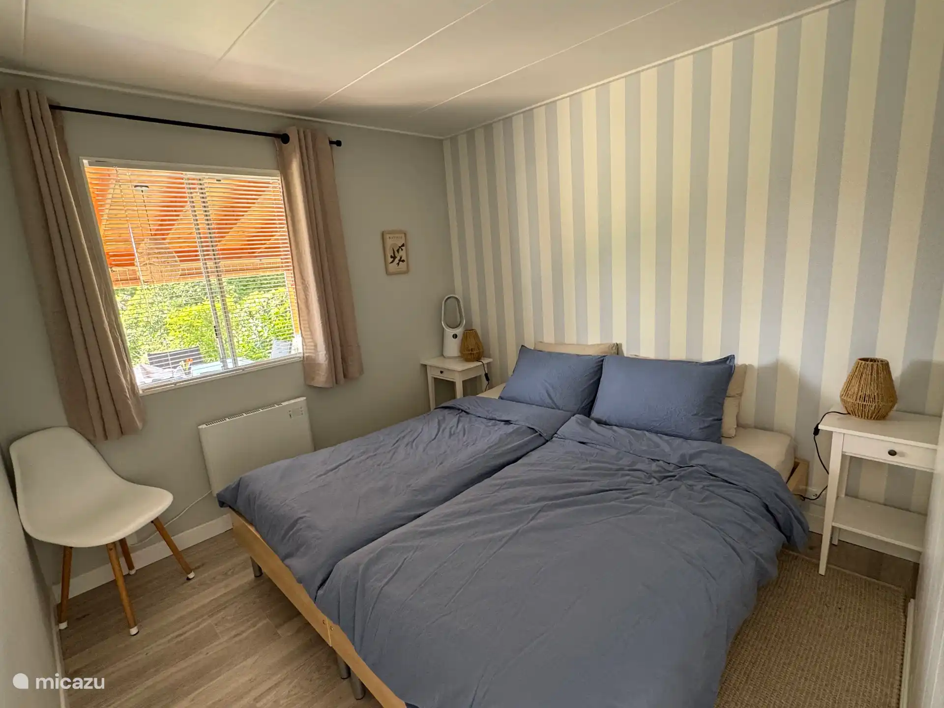 Deuxième chambre avec deux lits simples de 90x200 cm. Équipée d’une armoire spacieuse. 