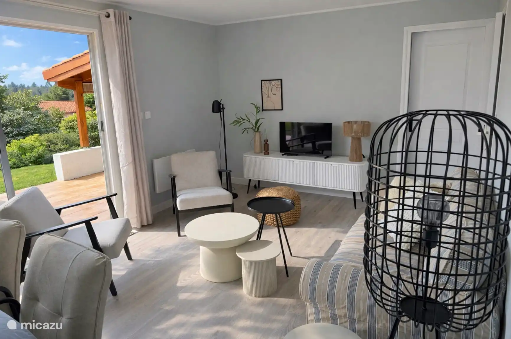 Philips Ambilight Smart TV in de woonkamer. Modern en comfortabel  ingericht. 