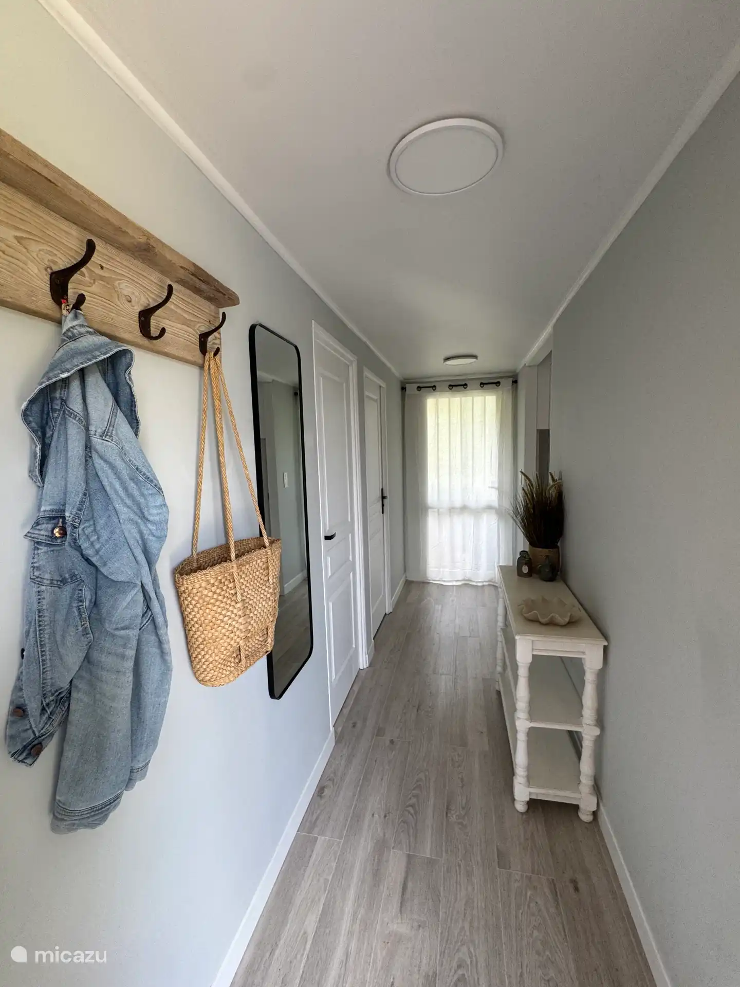 Couloir à l’entrée. Première porte à gauche de la chambre principale avec sommier pour deux personnes. La deuxième porte à gauche est une buanderie avec toilettes, lavabo et baignoire. 
