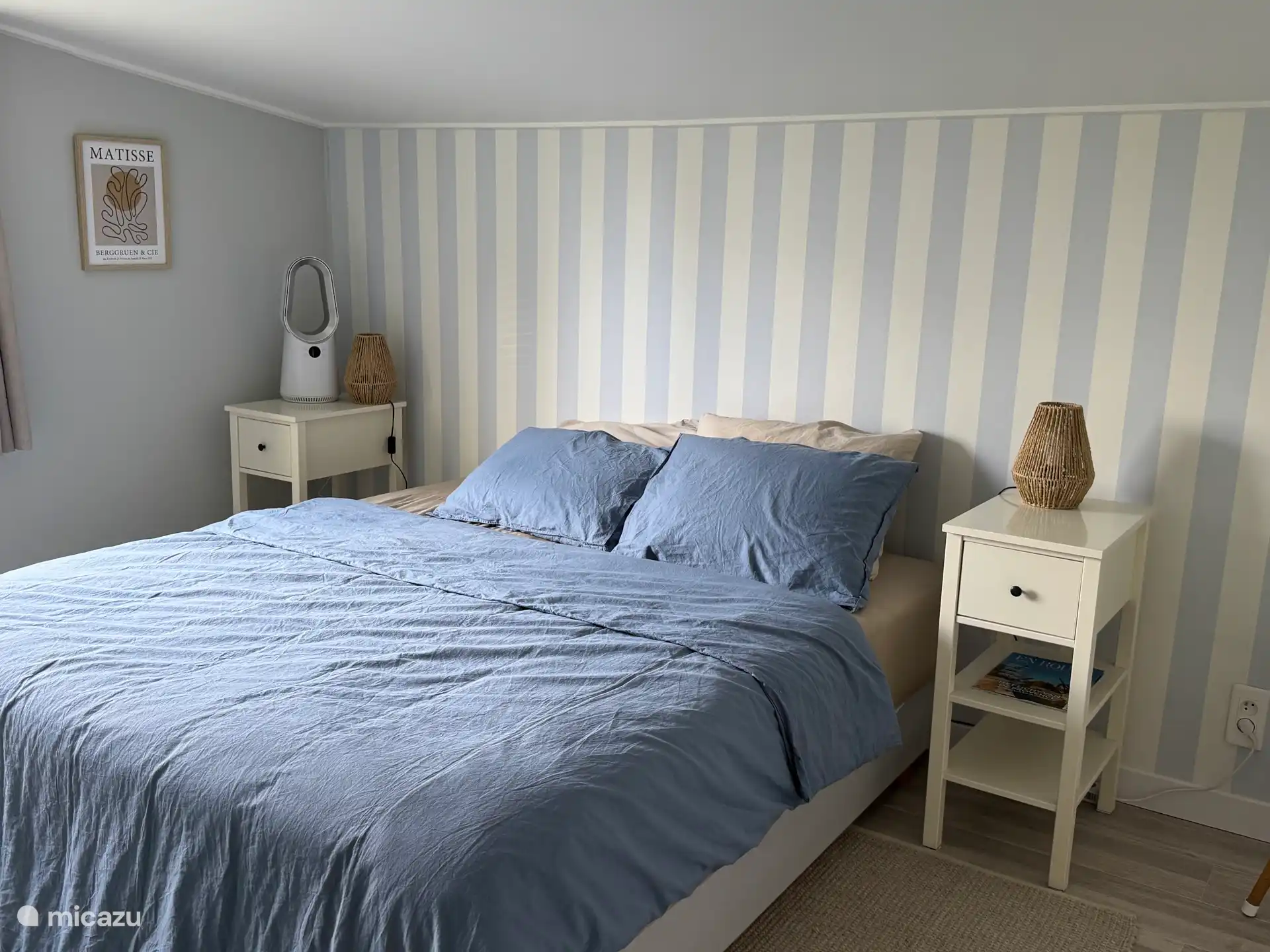 Chambre principale avec sommier pour deux personnes de 180 x 200 cm avec surmontage. Équipée d’une grande commode et d’une armoire. 