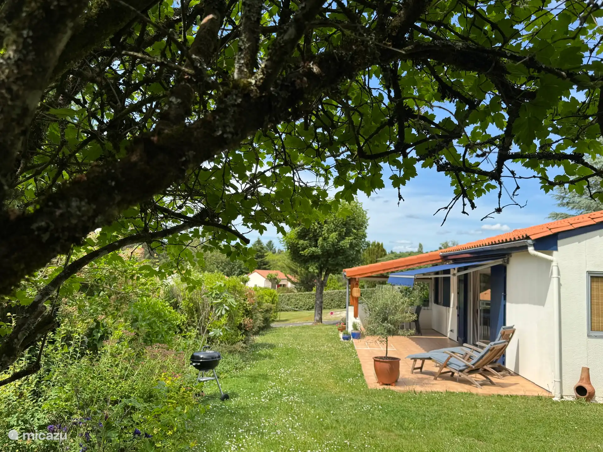Terrasse. L’accès depuis le salon avec des portes coulissantes.
