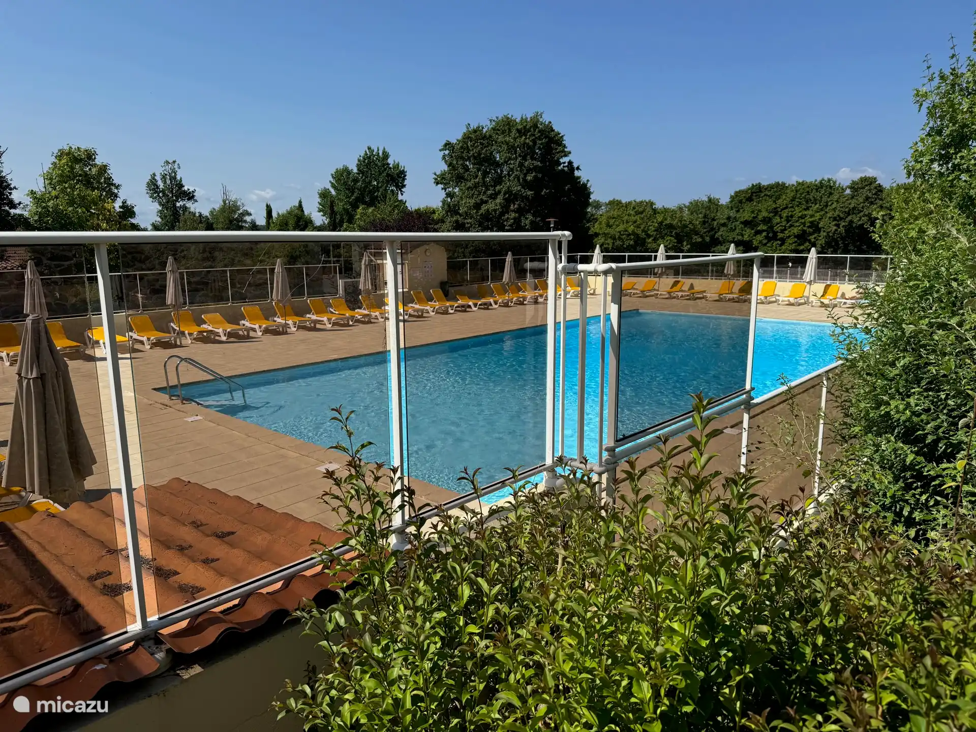 Het grote zwembad met de omheining. 