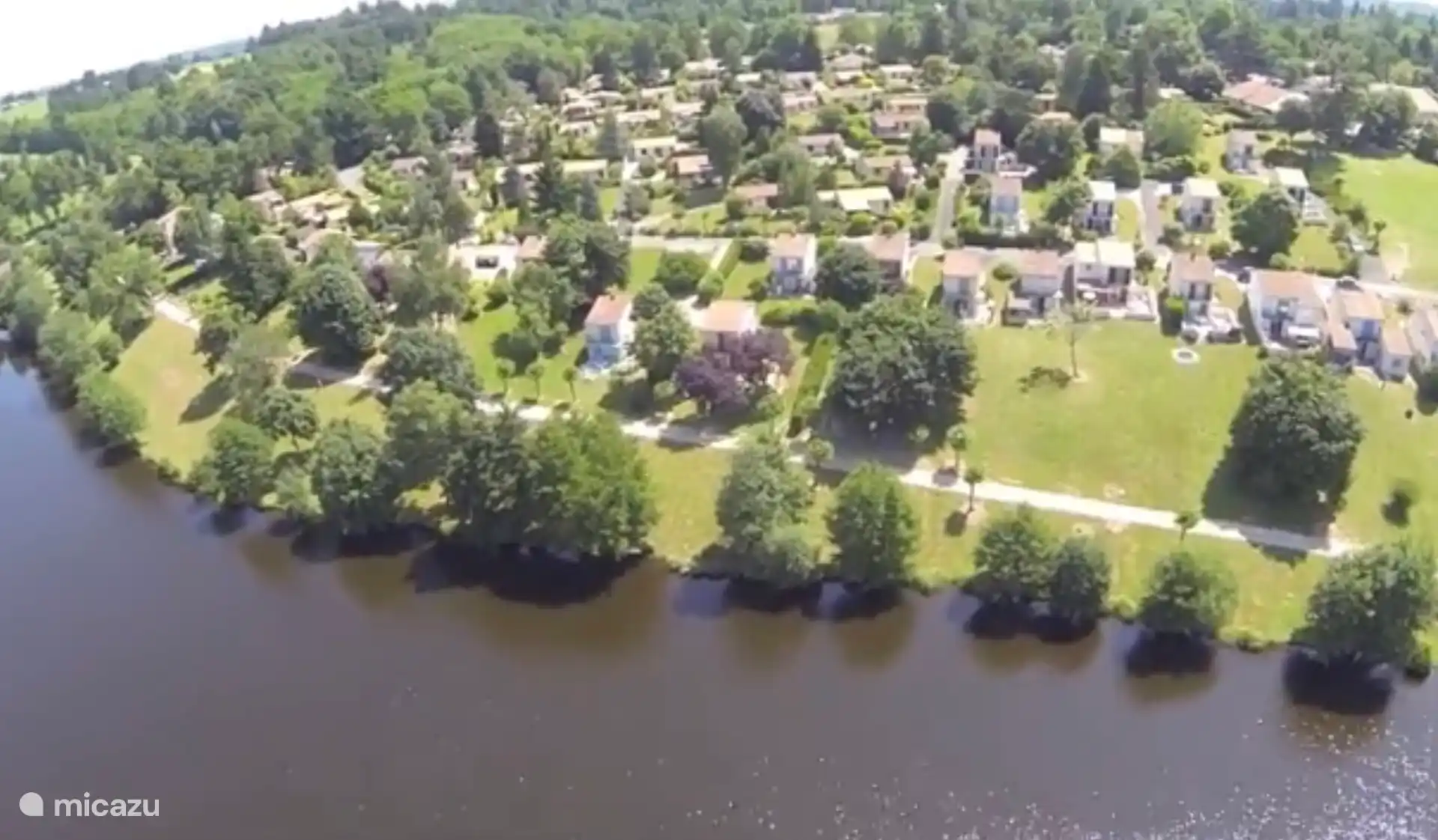 Parkoverzicht (foto van een droneopname van YouTube). Het huis ligt in het midden van dit deel van het park. 