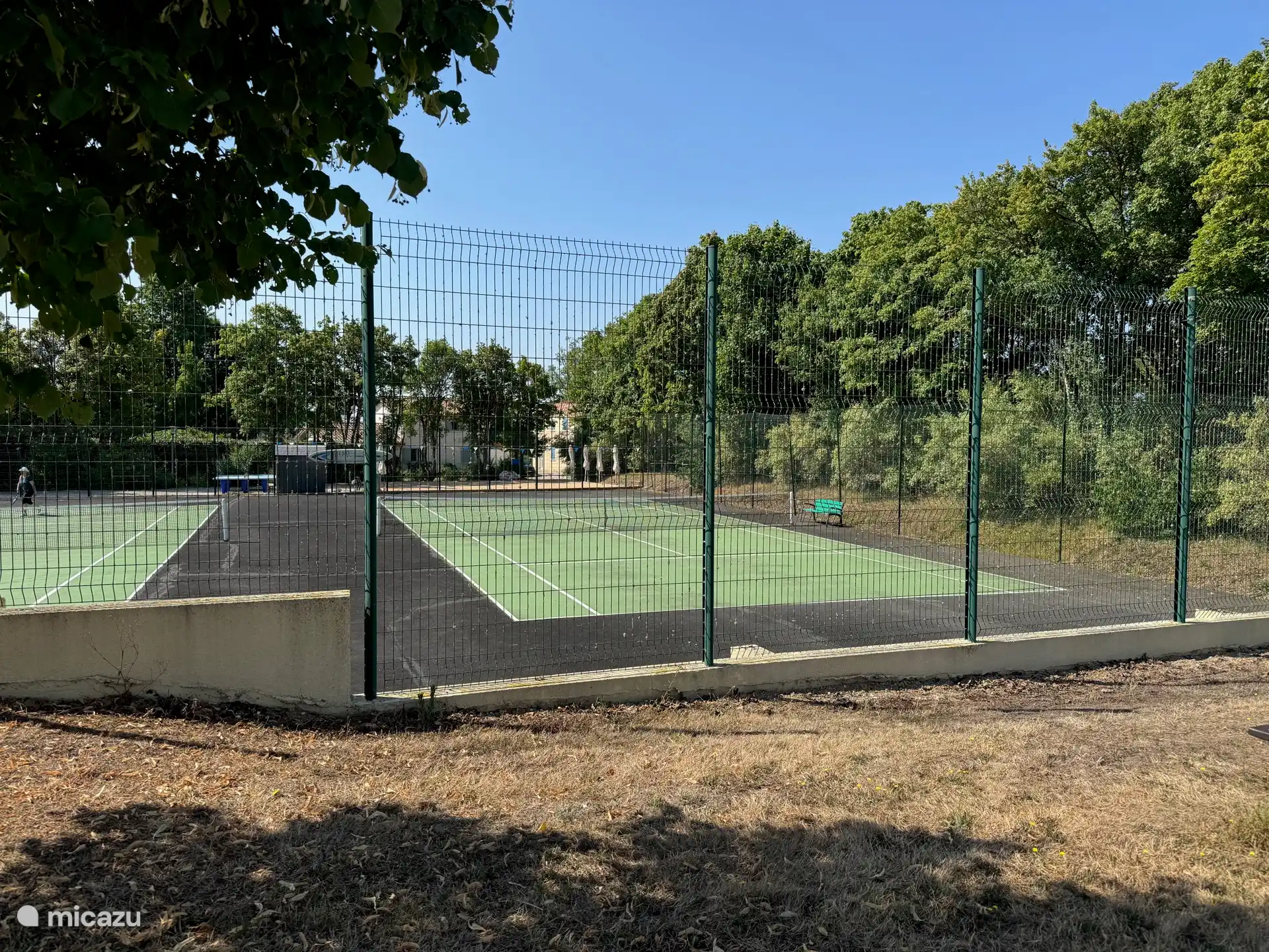 Tennisbanen op het terrein.