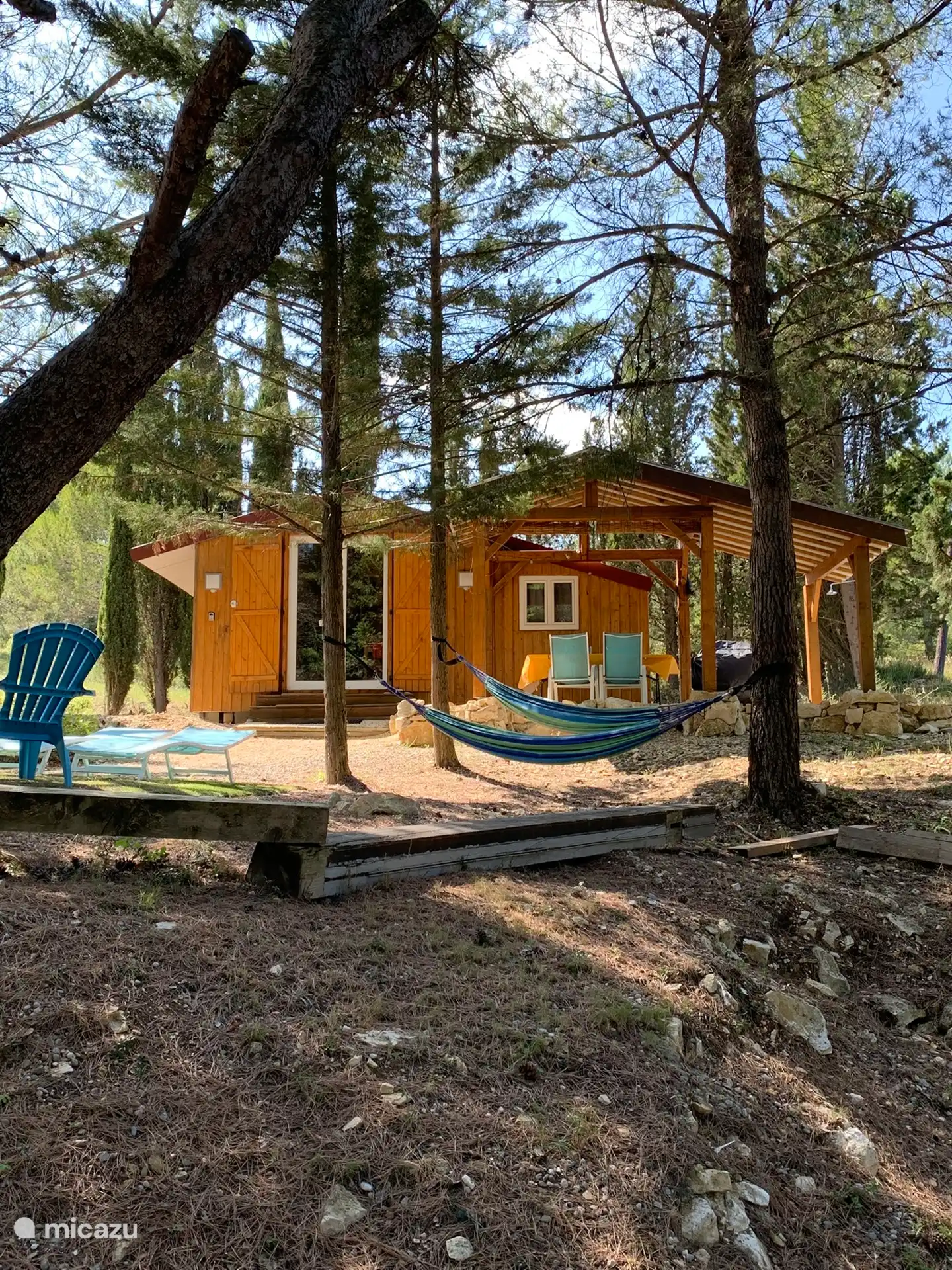 Chalet avec terrasse couverte et table à manger