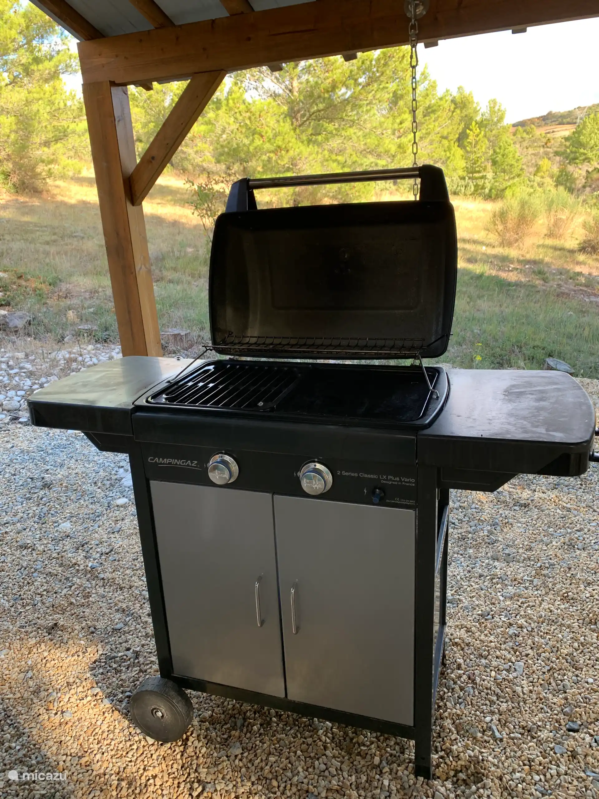 Barbecue à gaz et plancha. La bouteille d’essence est remplie. 