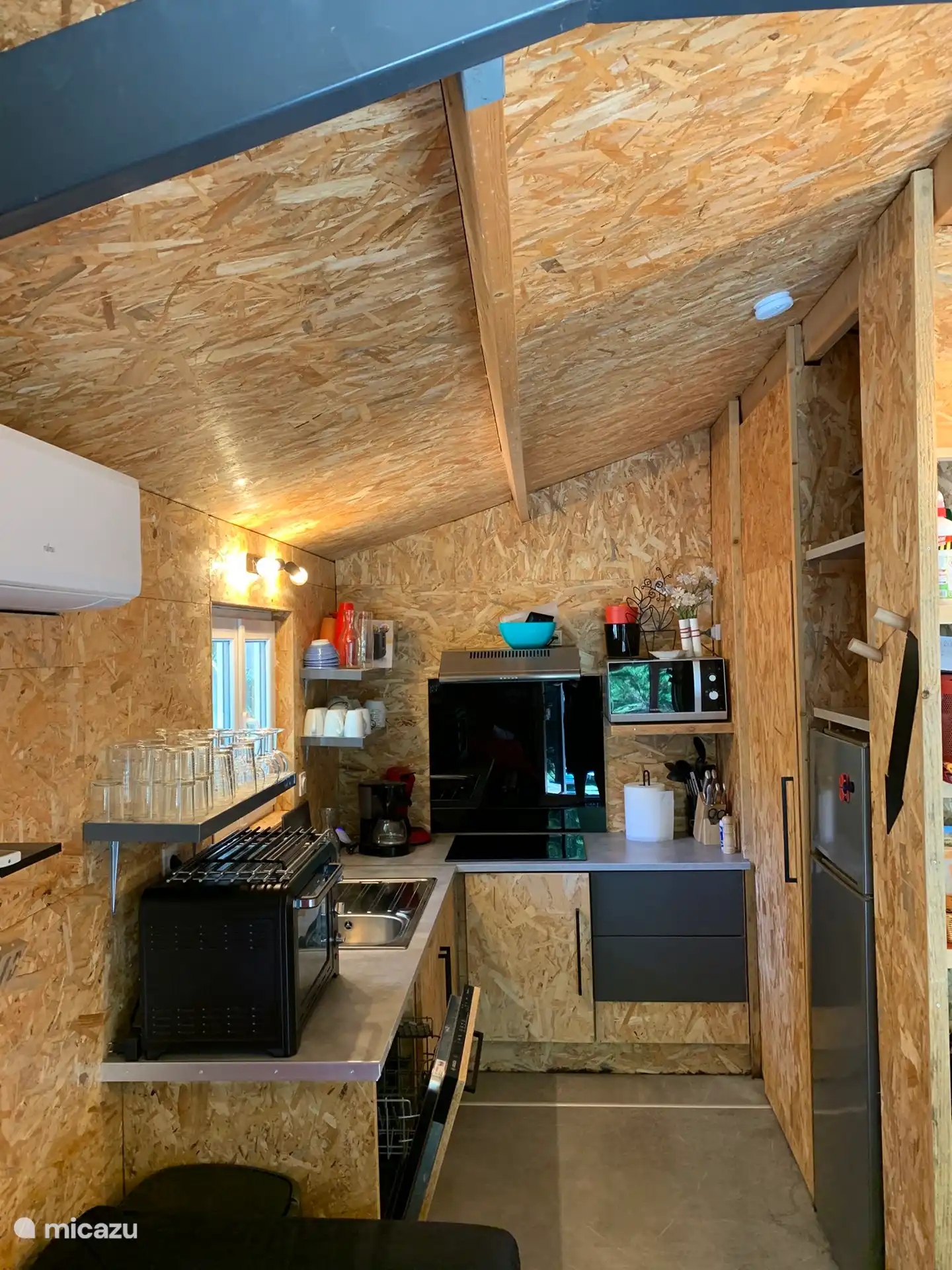 Cuisine ouverte avec tous les équipements