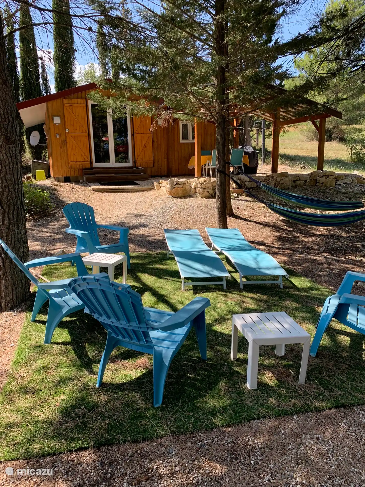 Espace de détente douillet sous les pins 