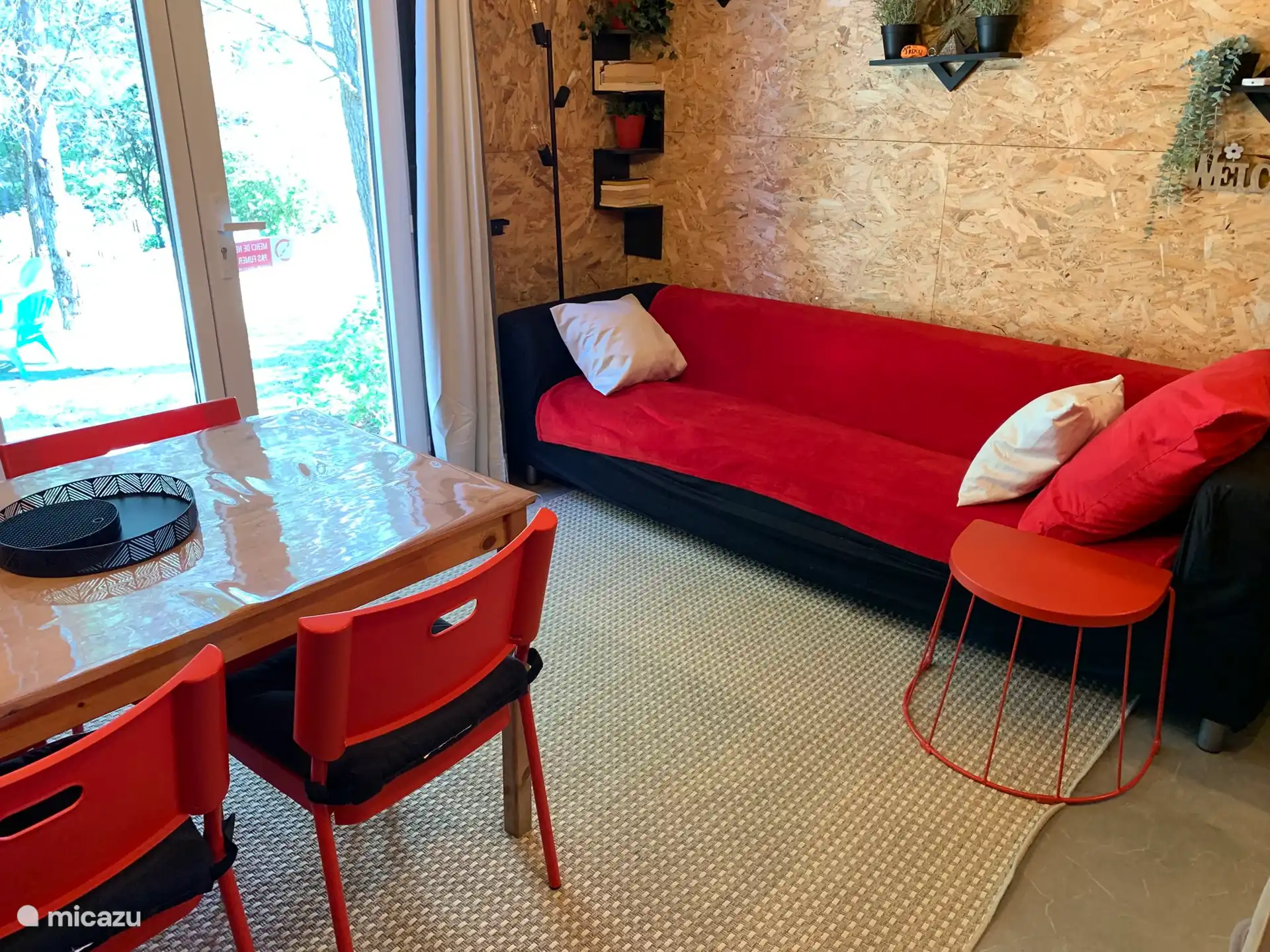 Salle à manger zit_en chaleureuse avec de belles vues et un accès à une terrasse couverte