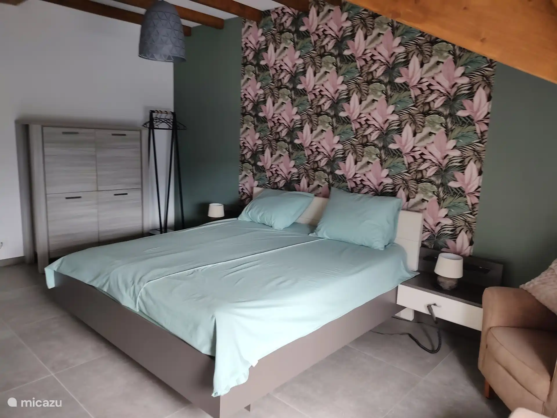 Zimmer 1 elektrisch verstellbares Bett