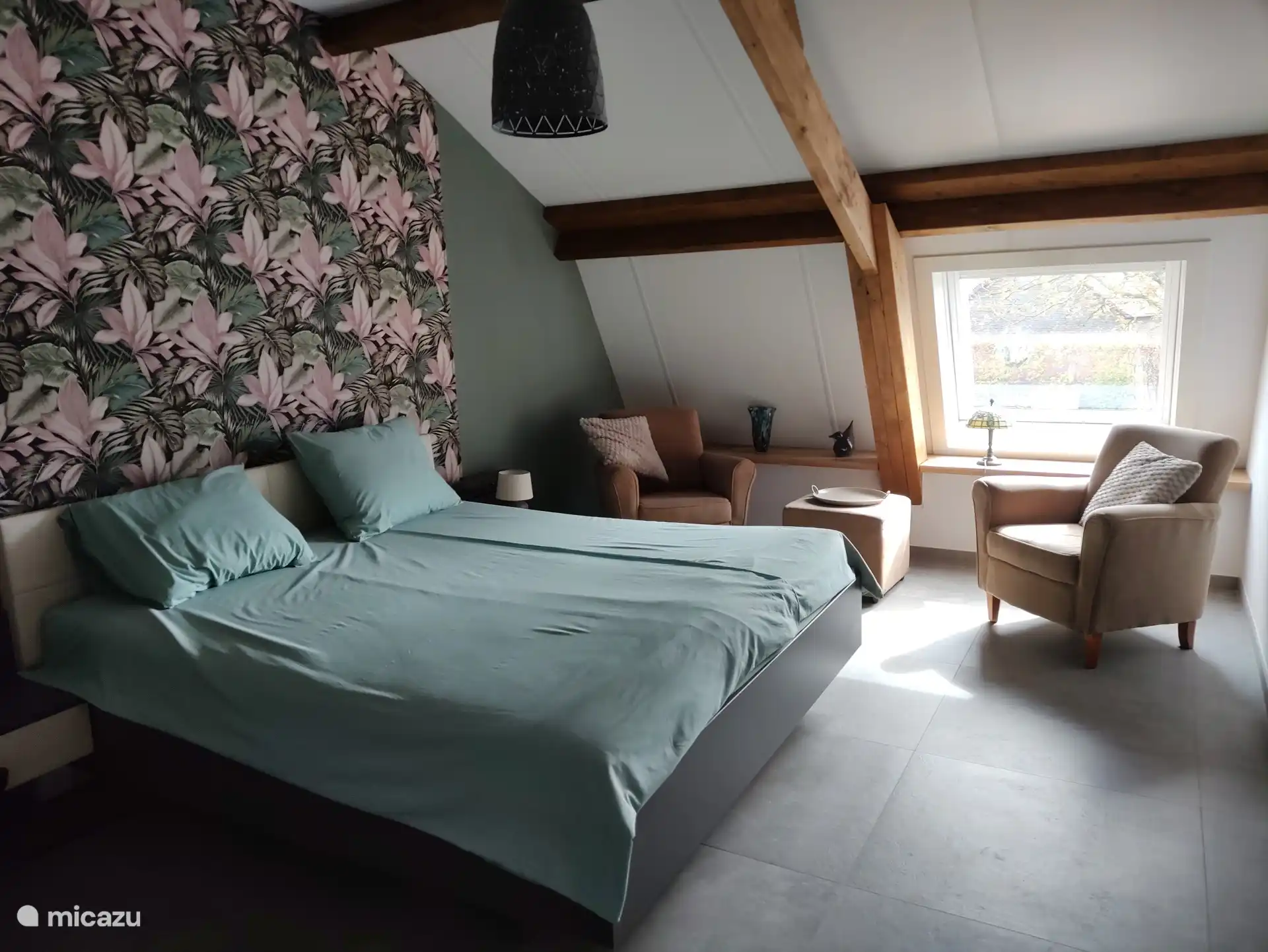 Bequeme Sessel im Zimmer 