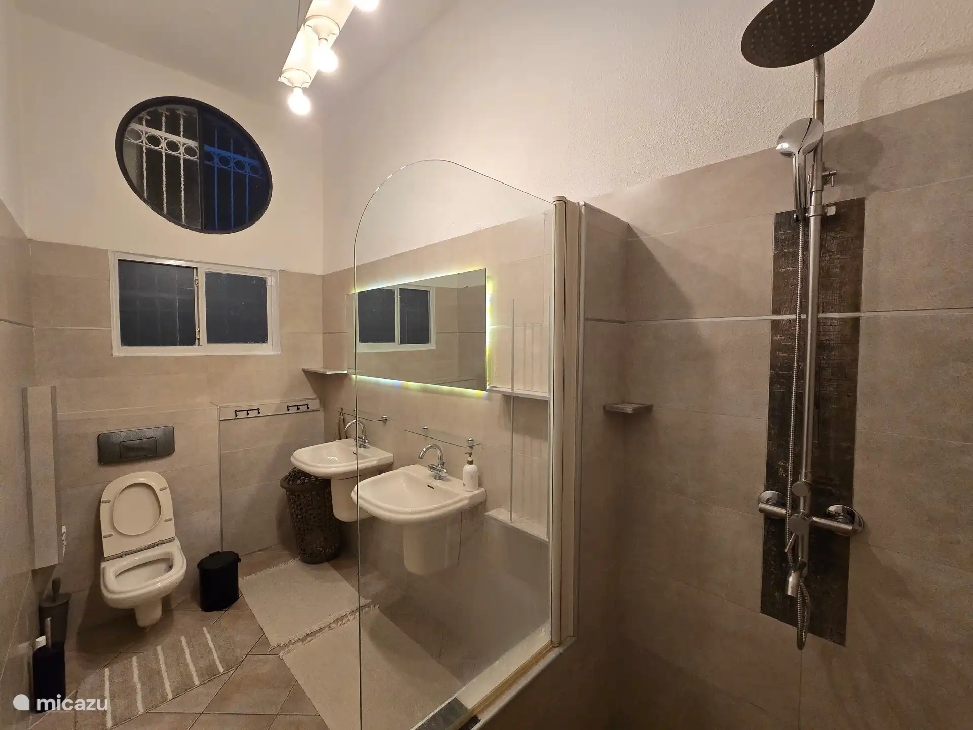 Lavabo doble y ducha de lluvia