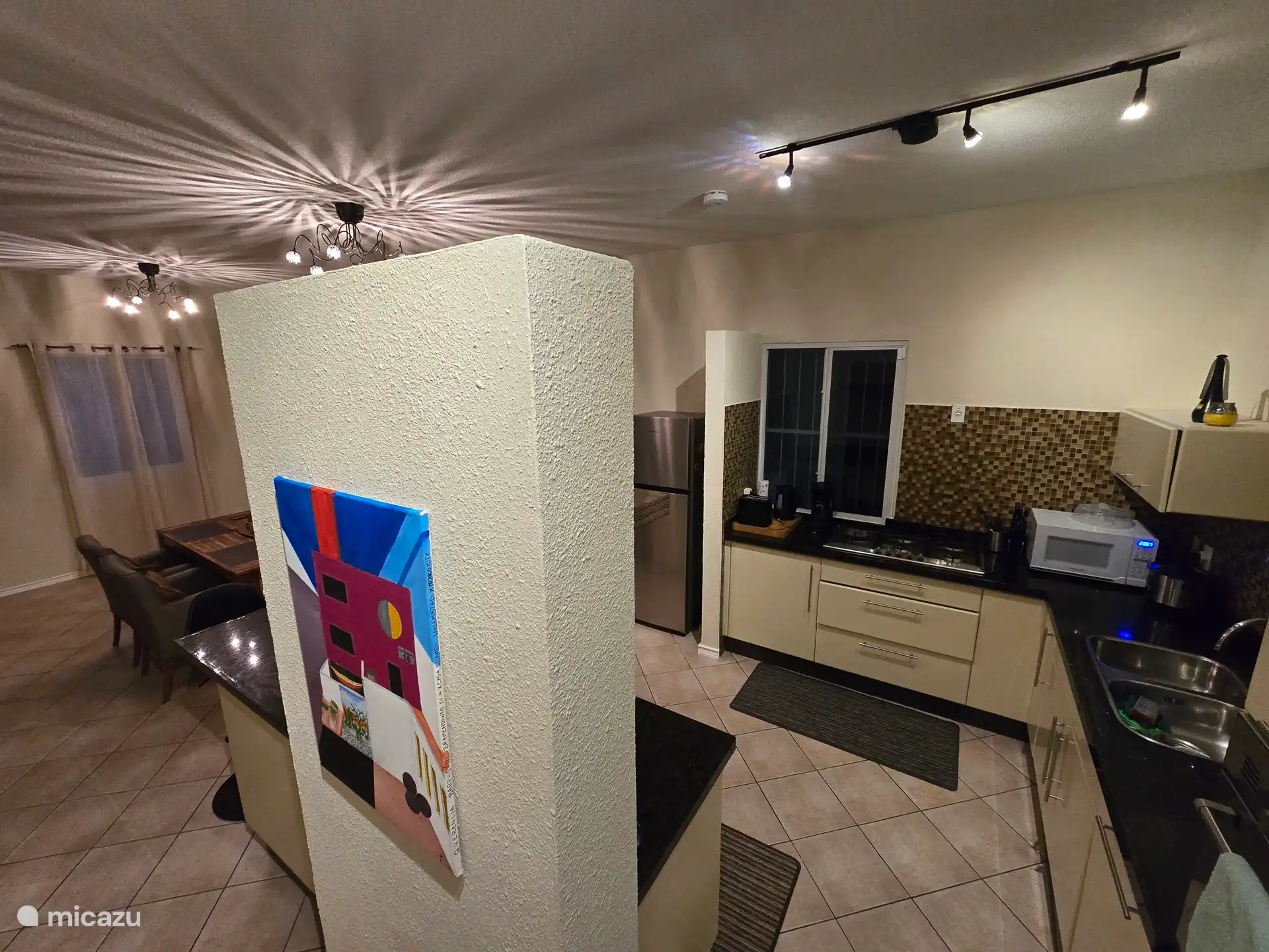 La cocina está totalmente equipada.