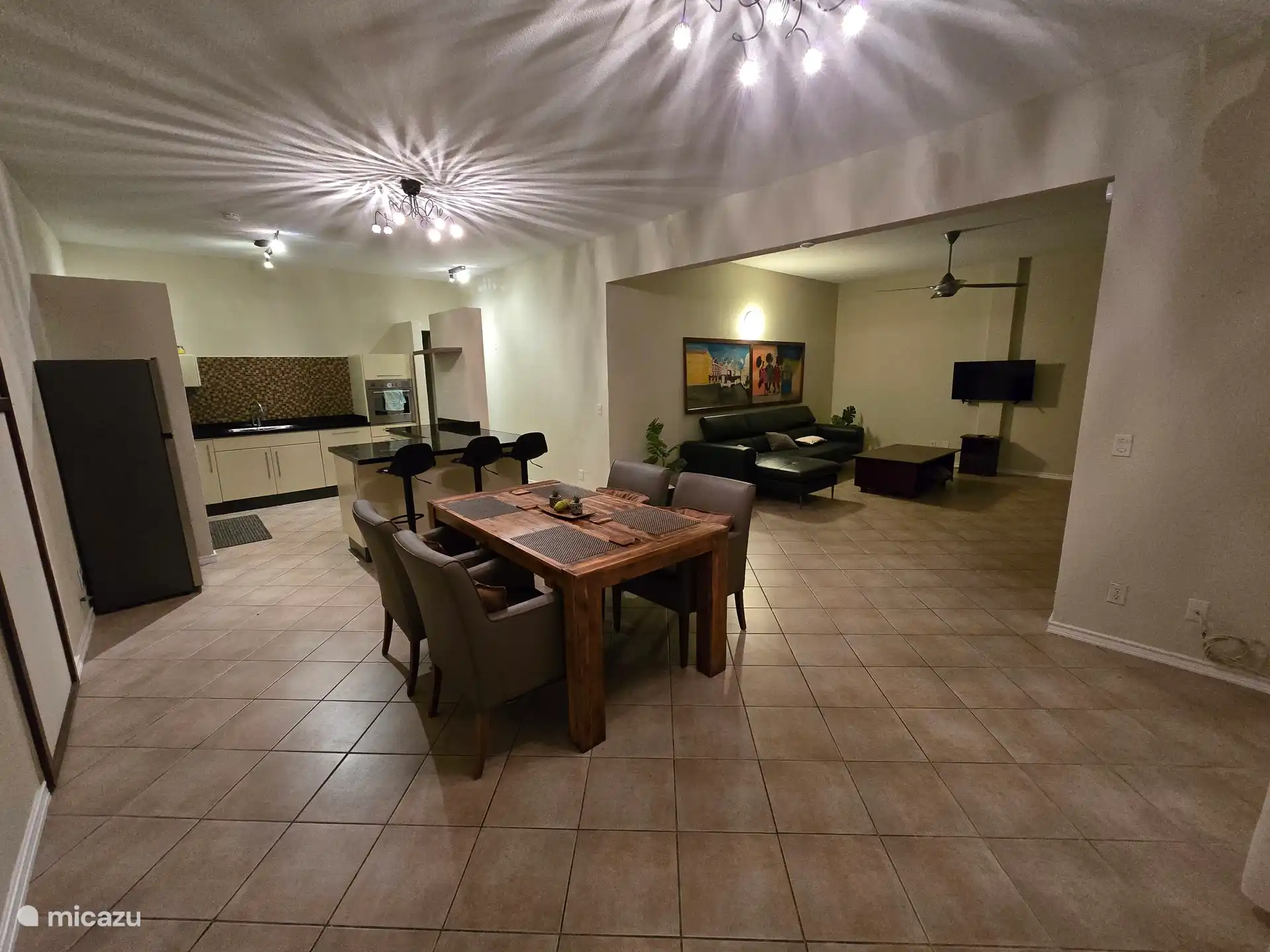 Asientos en la mesa del comedor, isla de cocina y en la sala de estar.