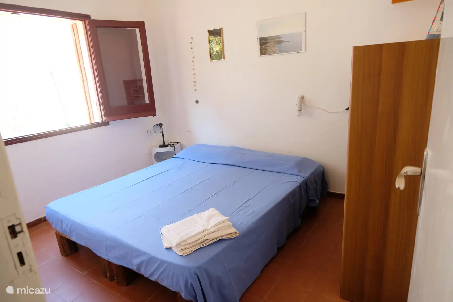 One bedroom with double bed OR 2 single beds.