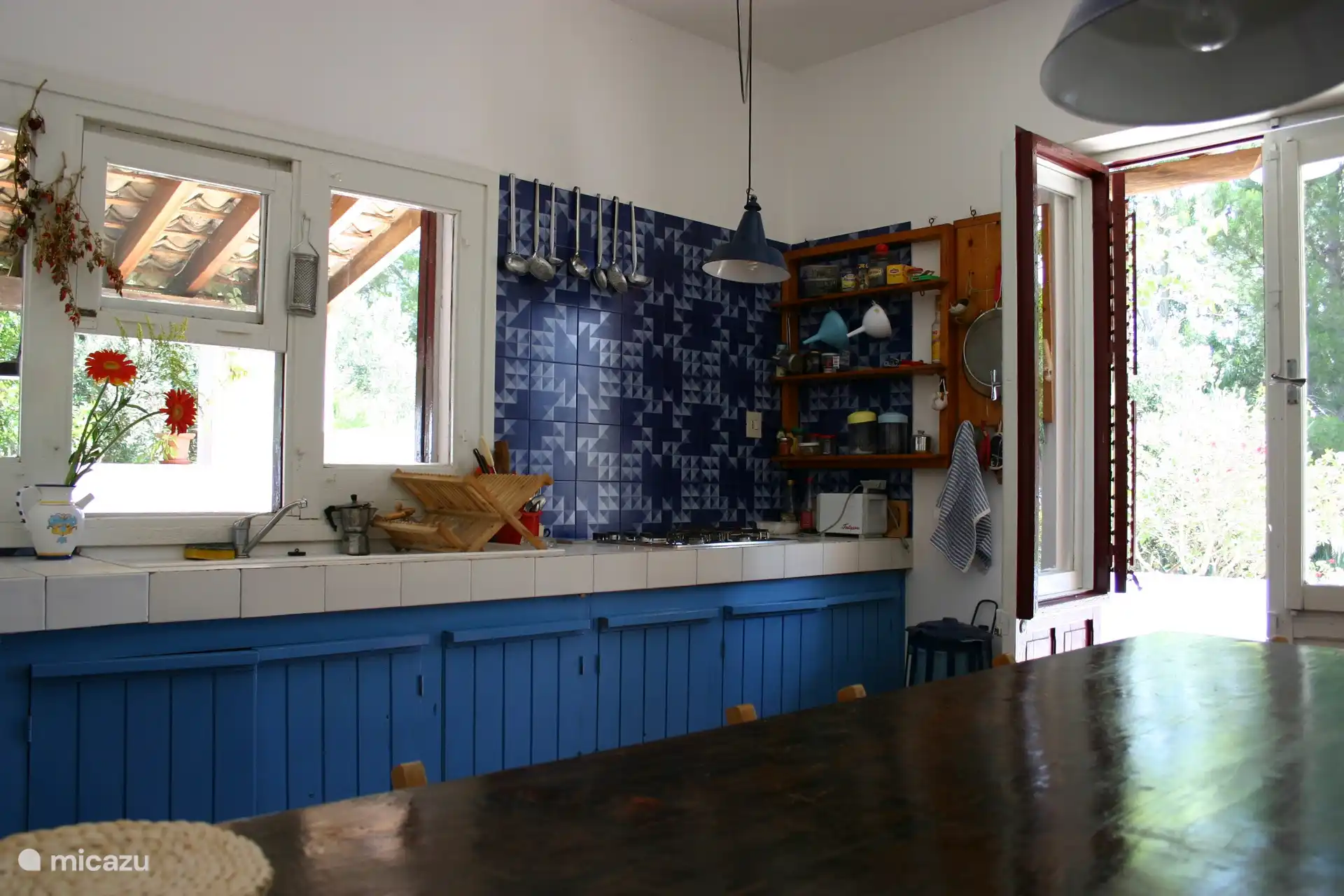 The spacious kitchen.