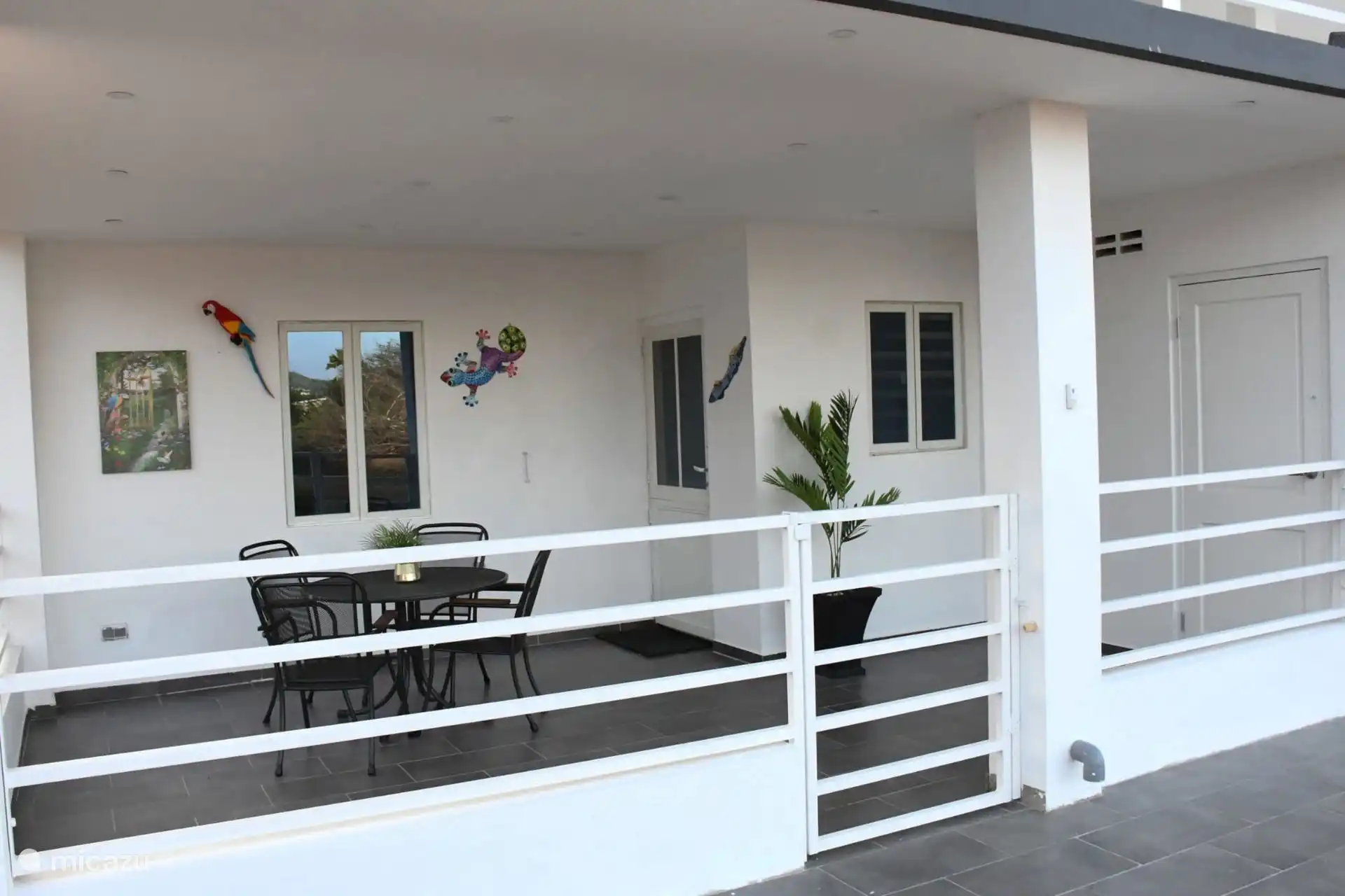 Une véranda spacieuse avec des sièges confortables et une atmosphère agréable et relaxante.