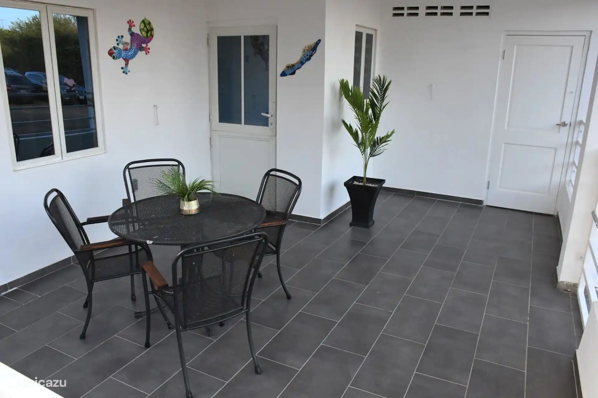 Une belle véranda spacieuse avec un siège confortable pour quatre personnes.